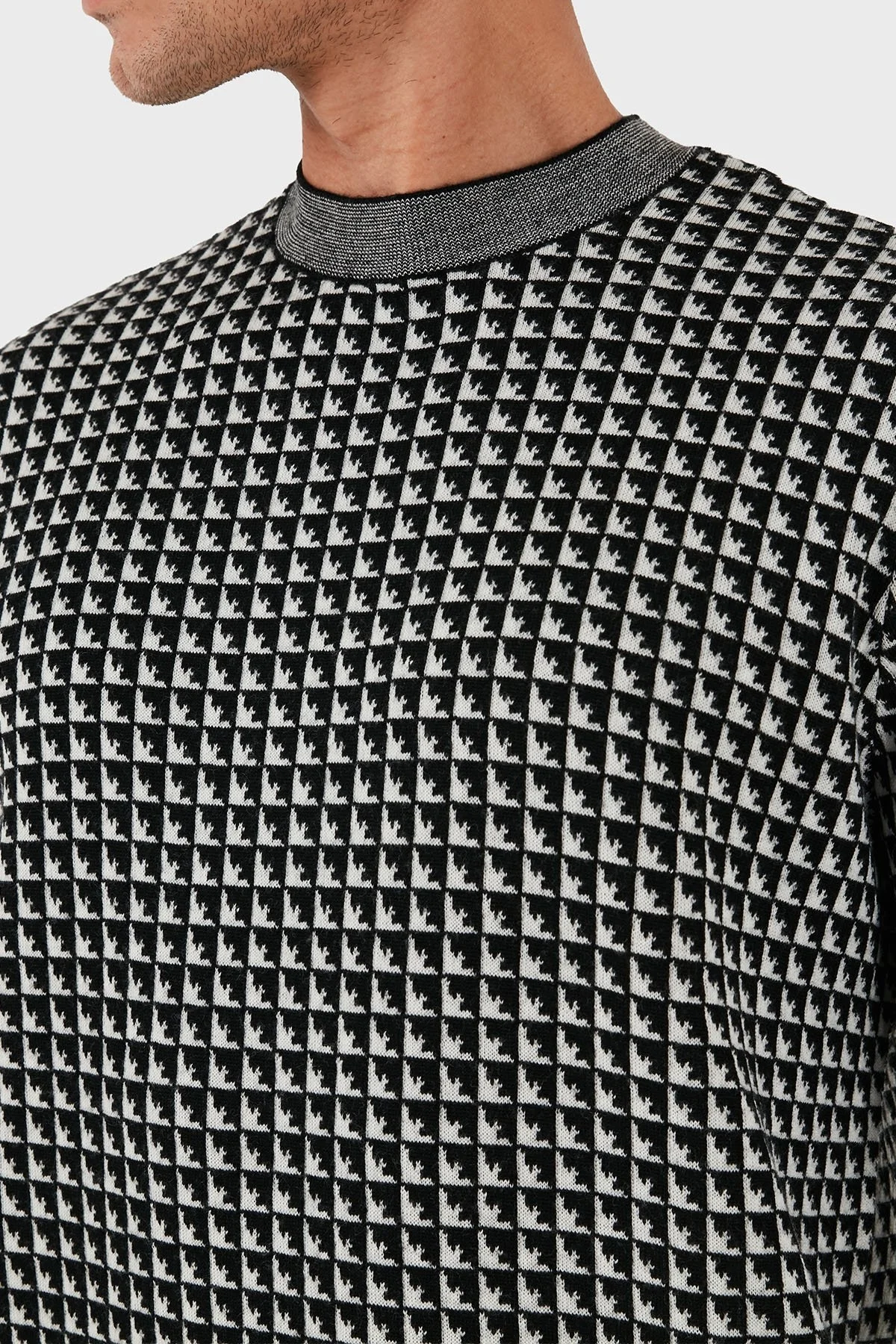 Emporio Armani Yünlü Jakarlı Logo Baskılı Regular Fit Bisiklet Yaka Erkek Kazak EM001989 AF14199 FC043 SİYAH-BEYAZ - 11