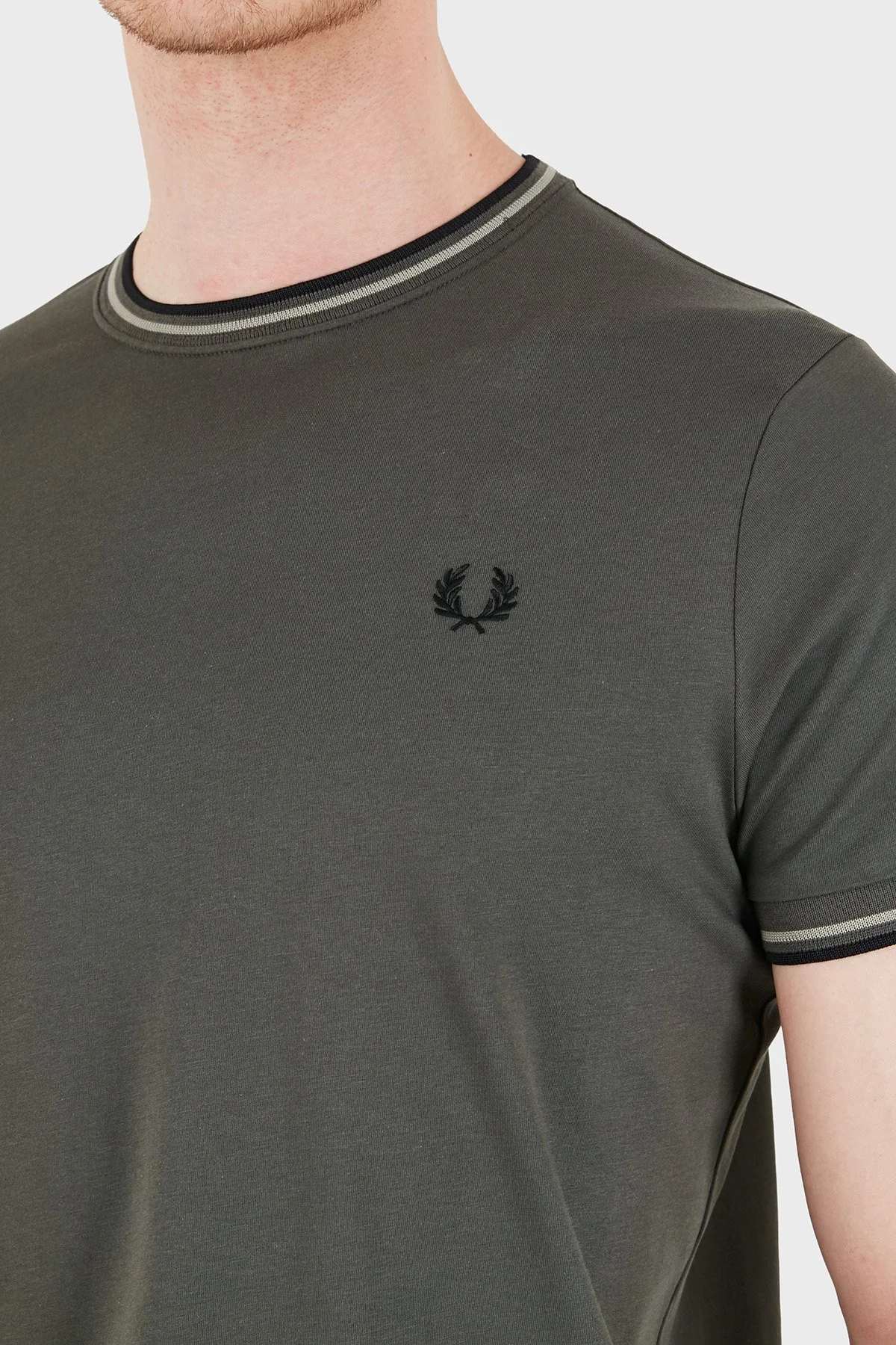 Fred Perry % 100 Pamuk Regular Fit Şerit Detaylı Bisiklet Yaka Erkek T Shirt M1588V 04B HAKİ - 5