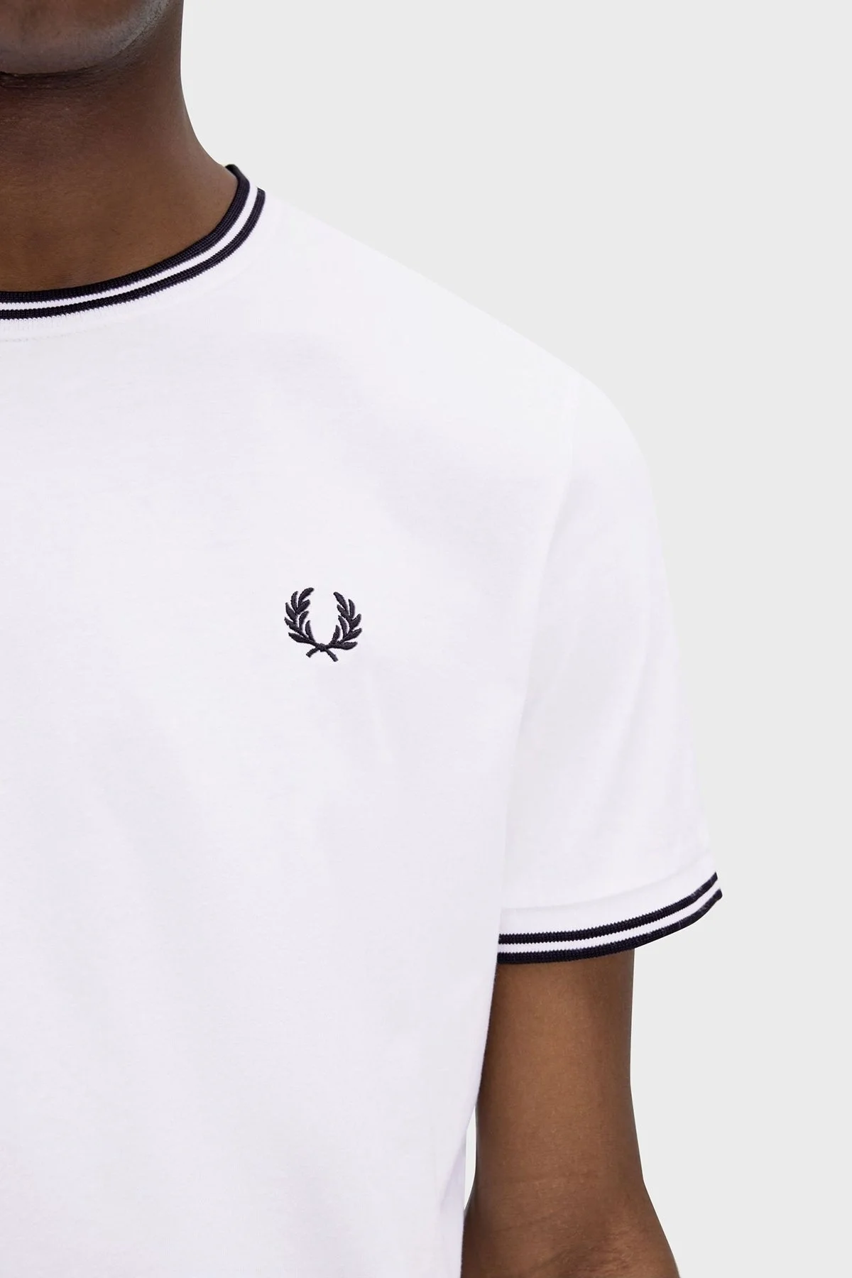 Fred Perry % 100 Pamuk Regular Fit Şerit Detaylı Sıfır Yaka Erkek T Shirt M1588 100 BEYAZ - 7