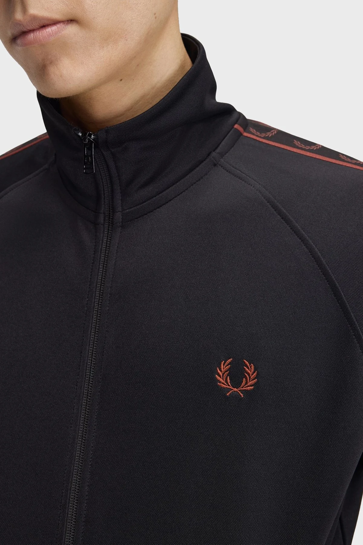 Fred Perry Kontrast Şeritli Dik Yaka Fermuarlı Erkek Sweat J5557 220 Siyah - 6