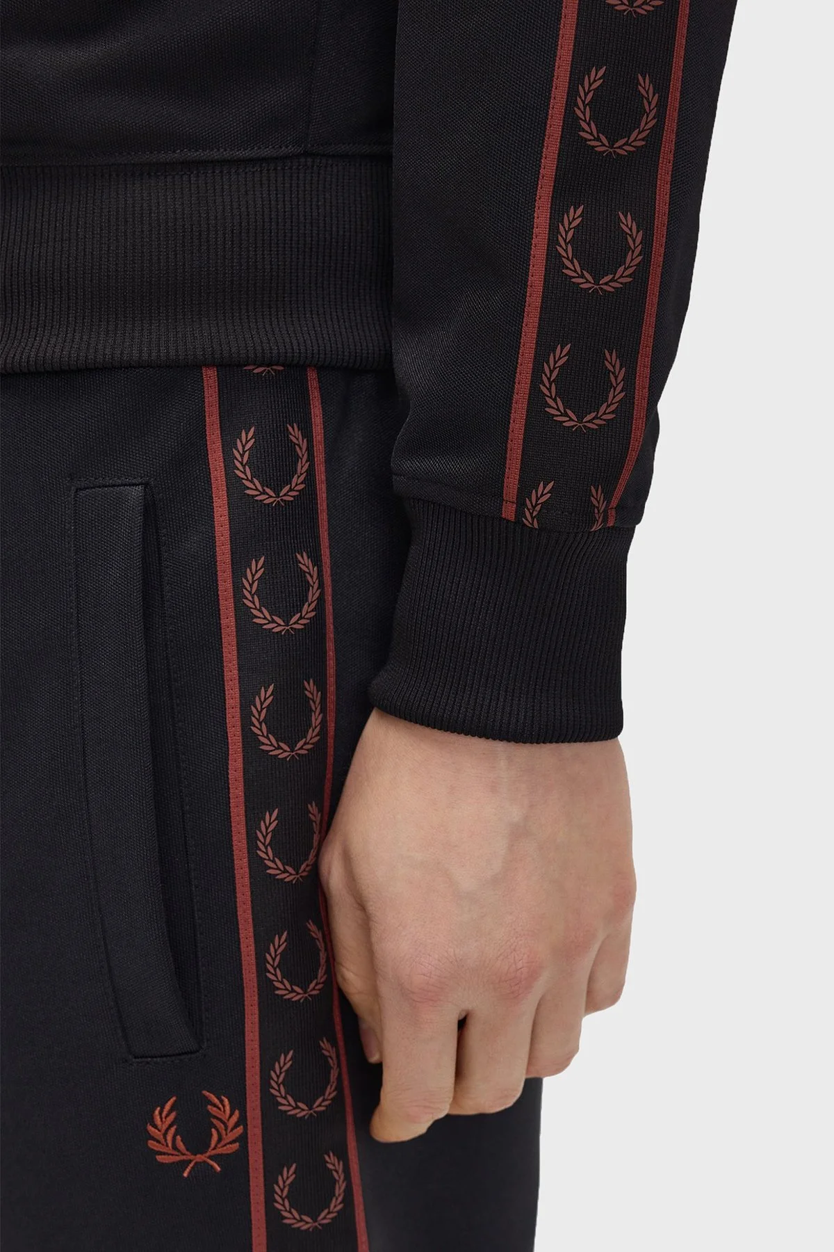 Fred Perry Kontrast Şeritli Dik Yaka Fermuarlı Erkek Sweat J5557 220 Siyah - 7