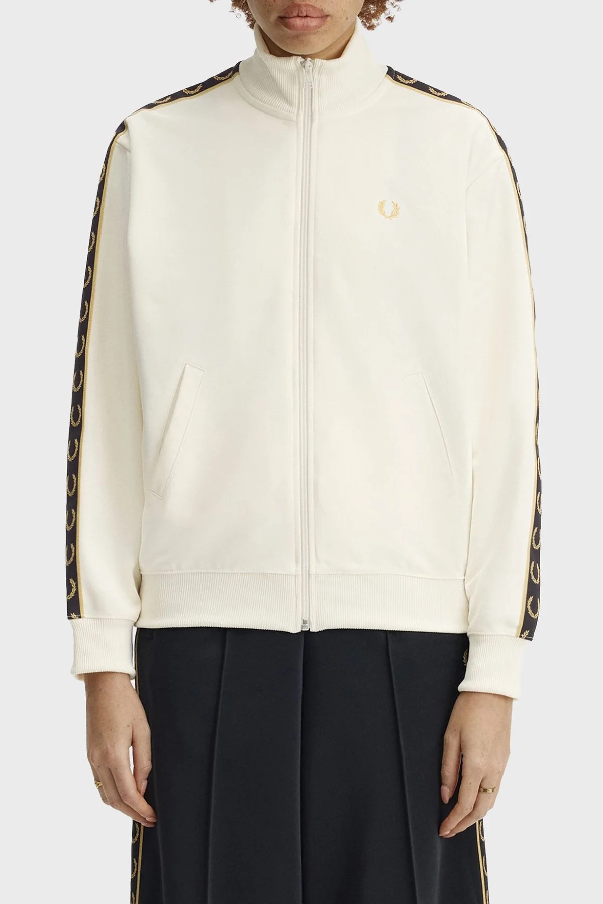 Fred Perry Pamuk Karışımlı Relaxed Fit Logo şeritli Dik Yaka Fermuarlı Bayan Sweat J9100 560 EKRU - 1