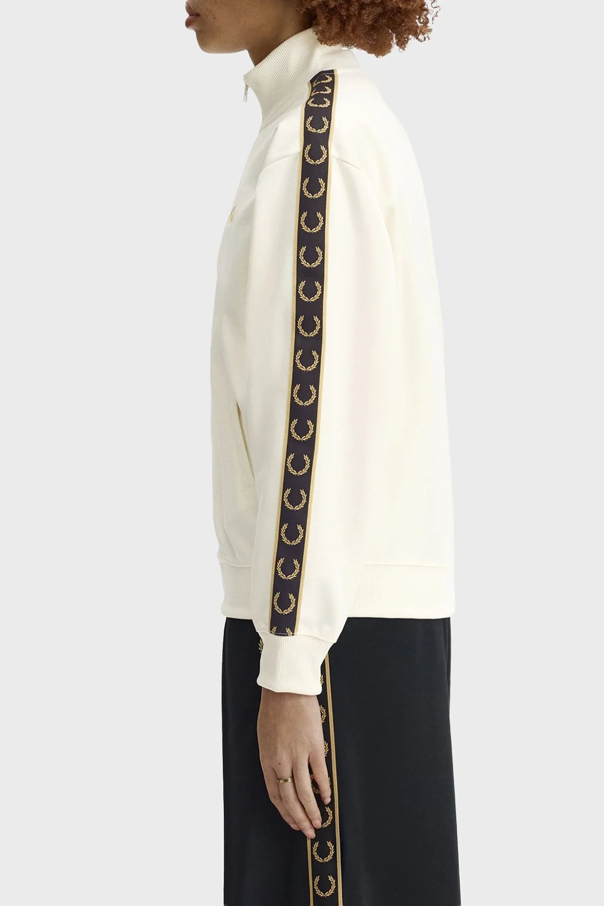 Fred Perry Pamuk Karışımlı Relaxed Fit Logo şeritli Dik Yaka Fermuarlı Bayan Sweat J9100 560 EKRU - 3