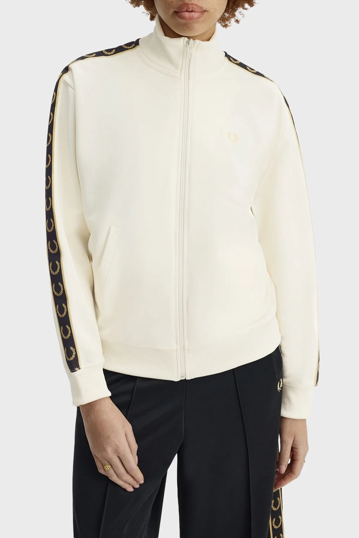 Fred Perry Pamuk Karışımlı Relaxed Fit Logo şeritli Dik Yaka Fermuarlı Bayan Sweat J9100 560 EKRU - 4