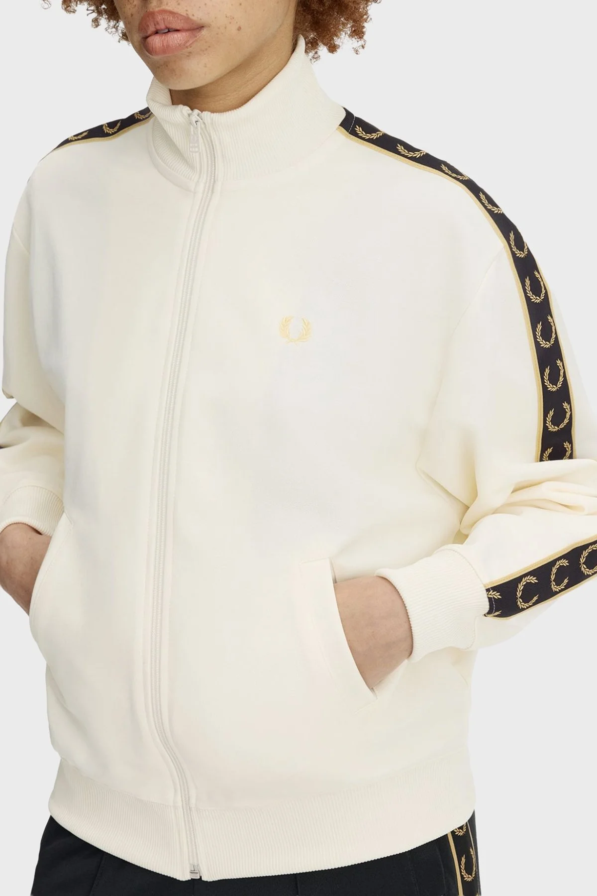 Fred Perry Pamuk Karışımlı Relaxed Fit Logo şeritli Dik Yaka Fermuarlı Bayan Sweat J9100 560 EKRU - 5