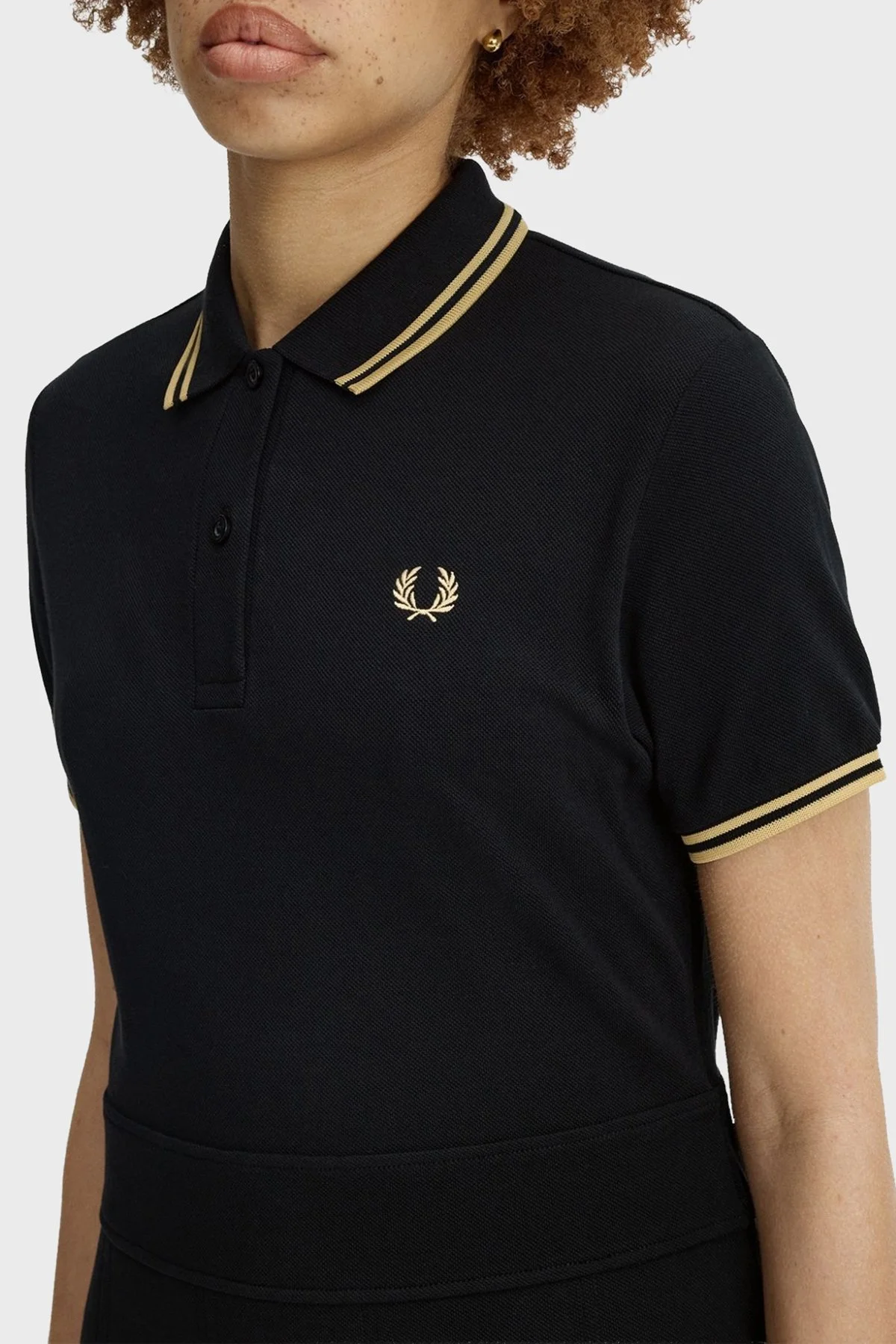 Fred Perry Pamuklu Regular Fit Logolu Düğmeli Polo Yaka Pileli Kadın Elbise D1177 90A SİYAH - 5