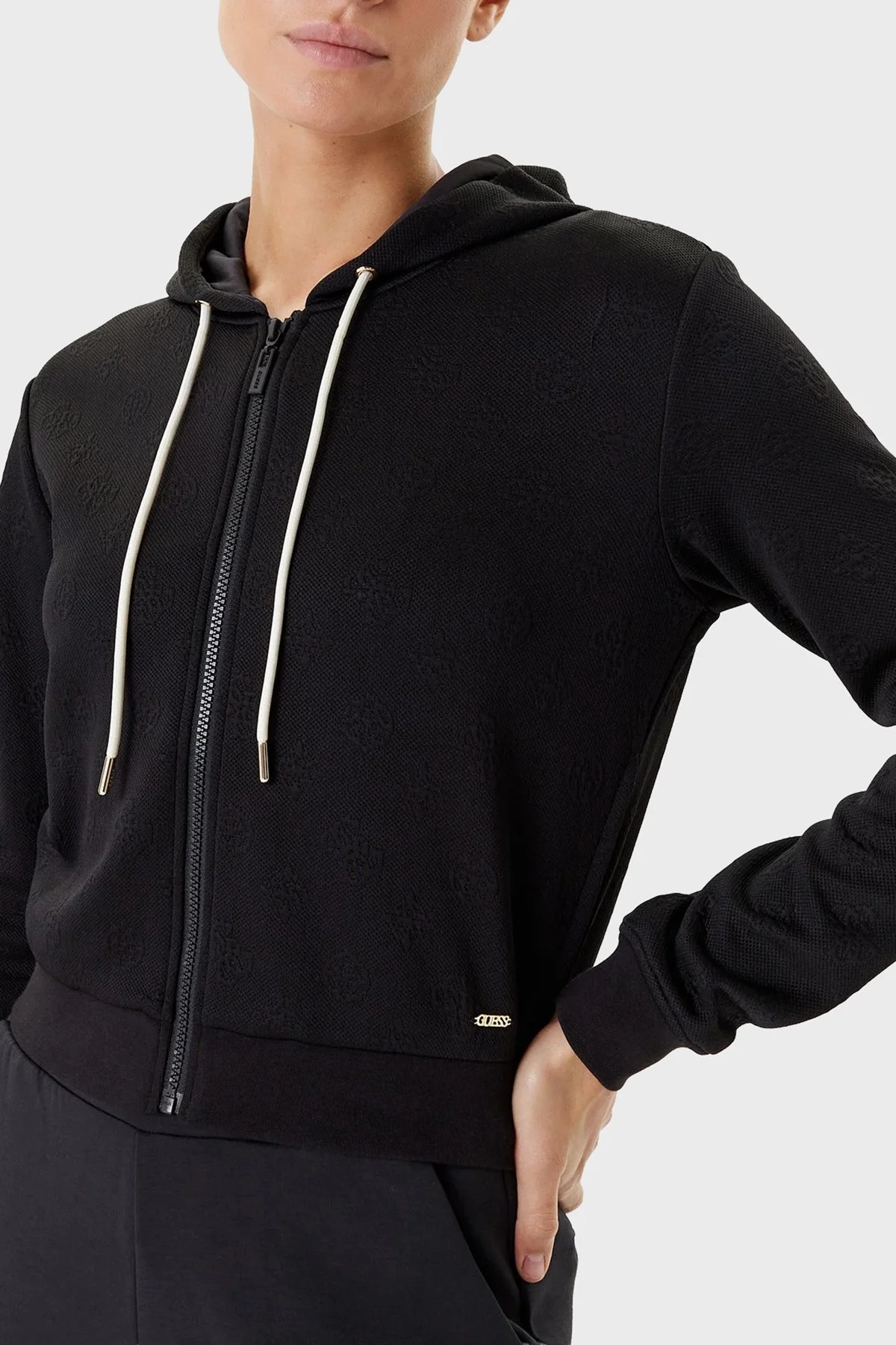 Guess 3D Peony Jakarlı Regular Fit Kapüşonlu Crop V5YQ06KBSL2 Bayan Sweat V5YQ06 KBSL2 FJ8A SİYAH - 4