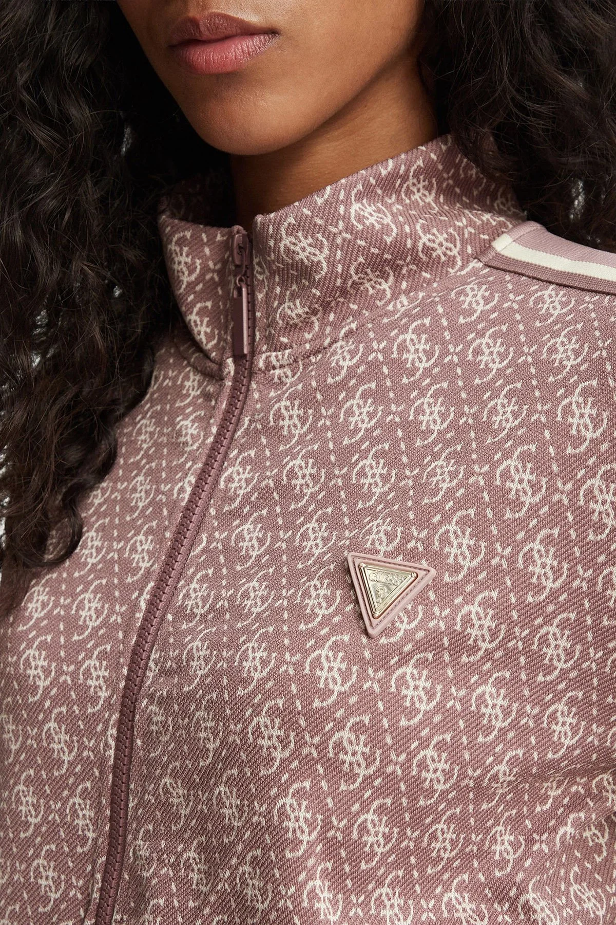 Guess 4G Allover Jacquard Tamamı Logolu Dik Yaka Fermuarlı V6BQ27K7946 Kadın Sweat V6BQ27 K7946 FK1V Kahve - 4