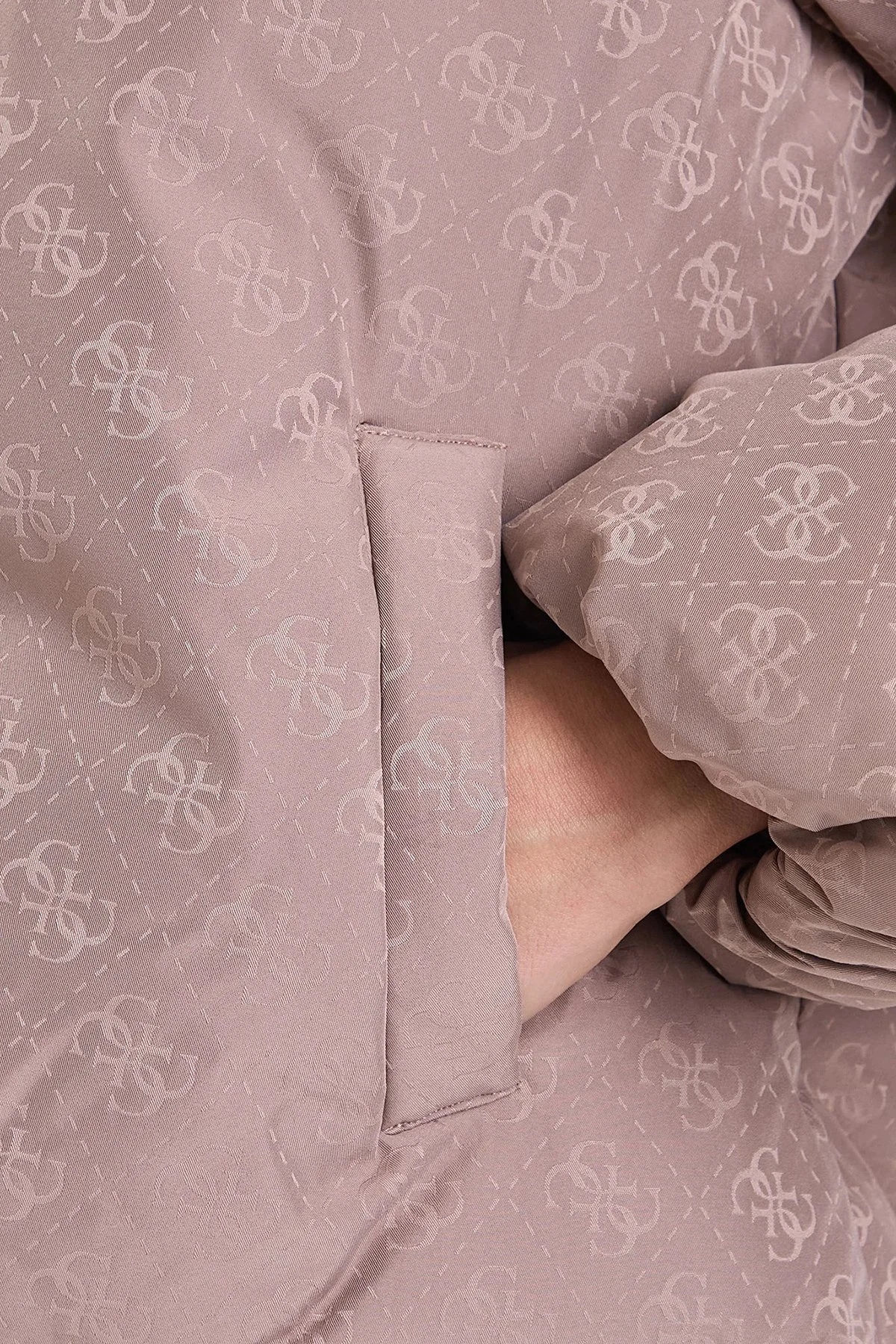 Guess 4G Boxy Tamamı Logolu Relaxed Fit Kapüşonlu Şişme V5BL07WGLW2 Bayan Mont V5BL07 WGLW2 FNGX VİZON - 4