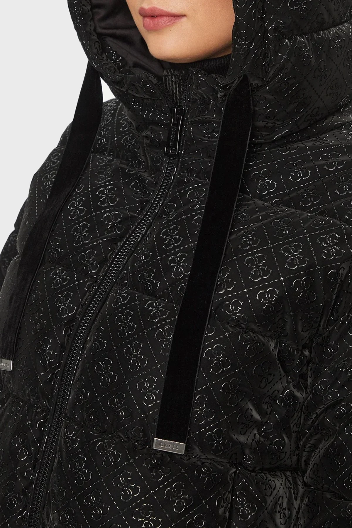 Guess 4G Logo Su İtici Rüzgar Geçirmez Kapüşonlu Şişme Bayan Mont W3BL22WFQU0 JBLK SİYAH - 4
