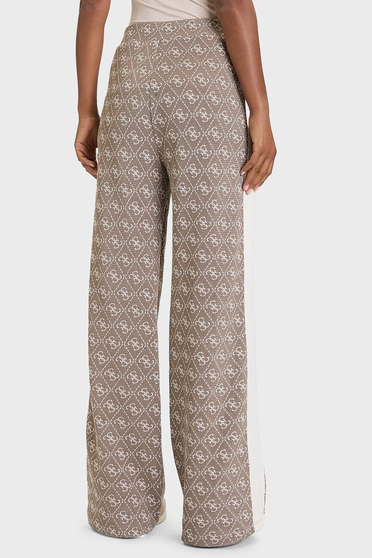 Guess 4G Rhombus Tamamı Logolu Regular Fit Geniş Paça V5BB15K1990 Bayan Pantolon V5BB15 K1990 FNGY KAHVE - 3
