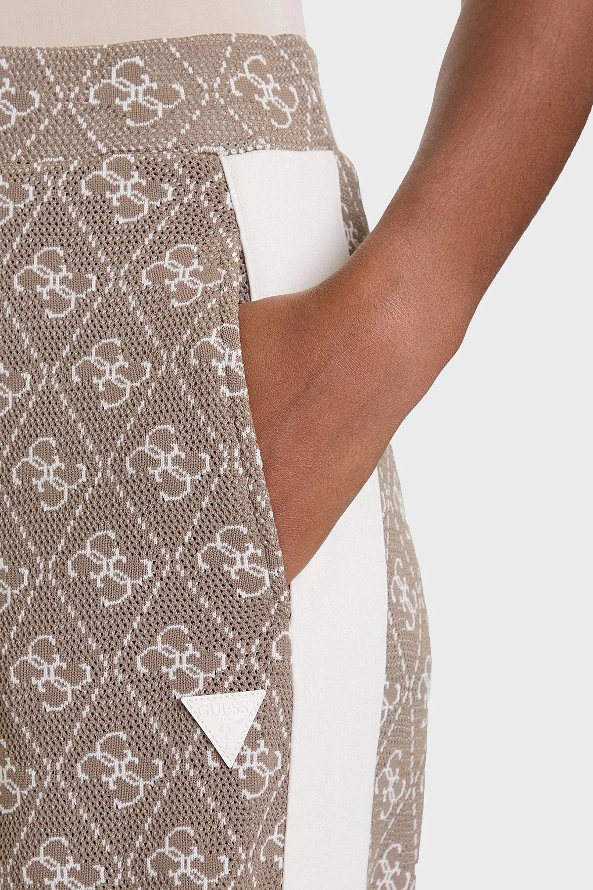 Guess 4G Rhombus Tamamı Logolu Regular Fit Geniş Paça V5BB15K1990 Bayan Pantolon V5BB15 K1990 FNGY KAHVE - 4