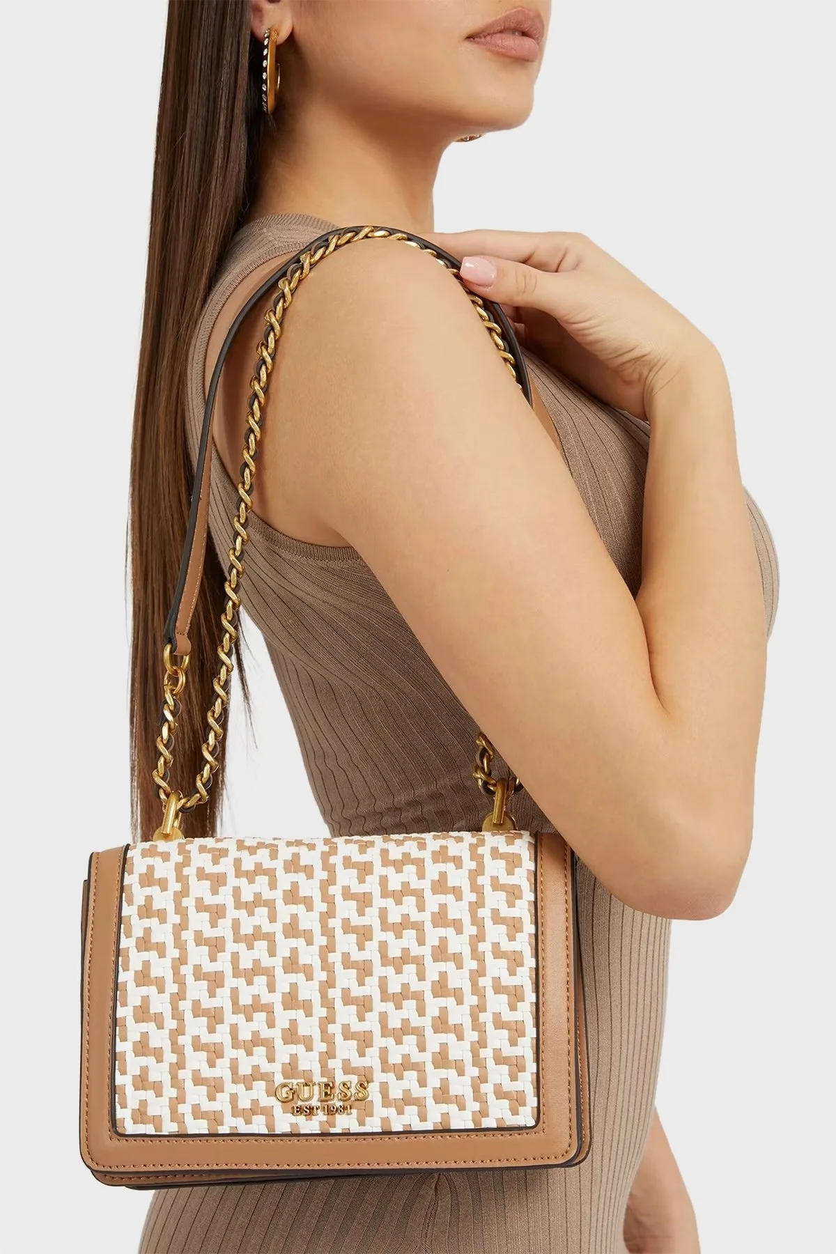 Guess Abey Logolu Zincir Askı Detaylı Örgü Bayan Çanta HWWW8558190 CGW KAHVE - 2
