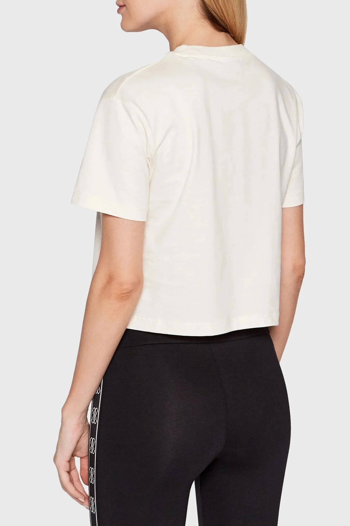 Guess Adele Pamuklu Regular Fit Crop Bayan T Shirt V2YI06 K8HM0 G6K5 EKRU - 3