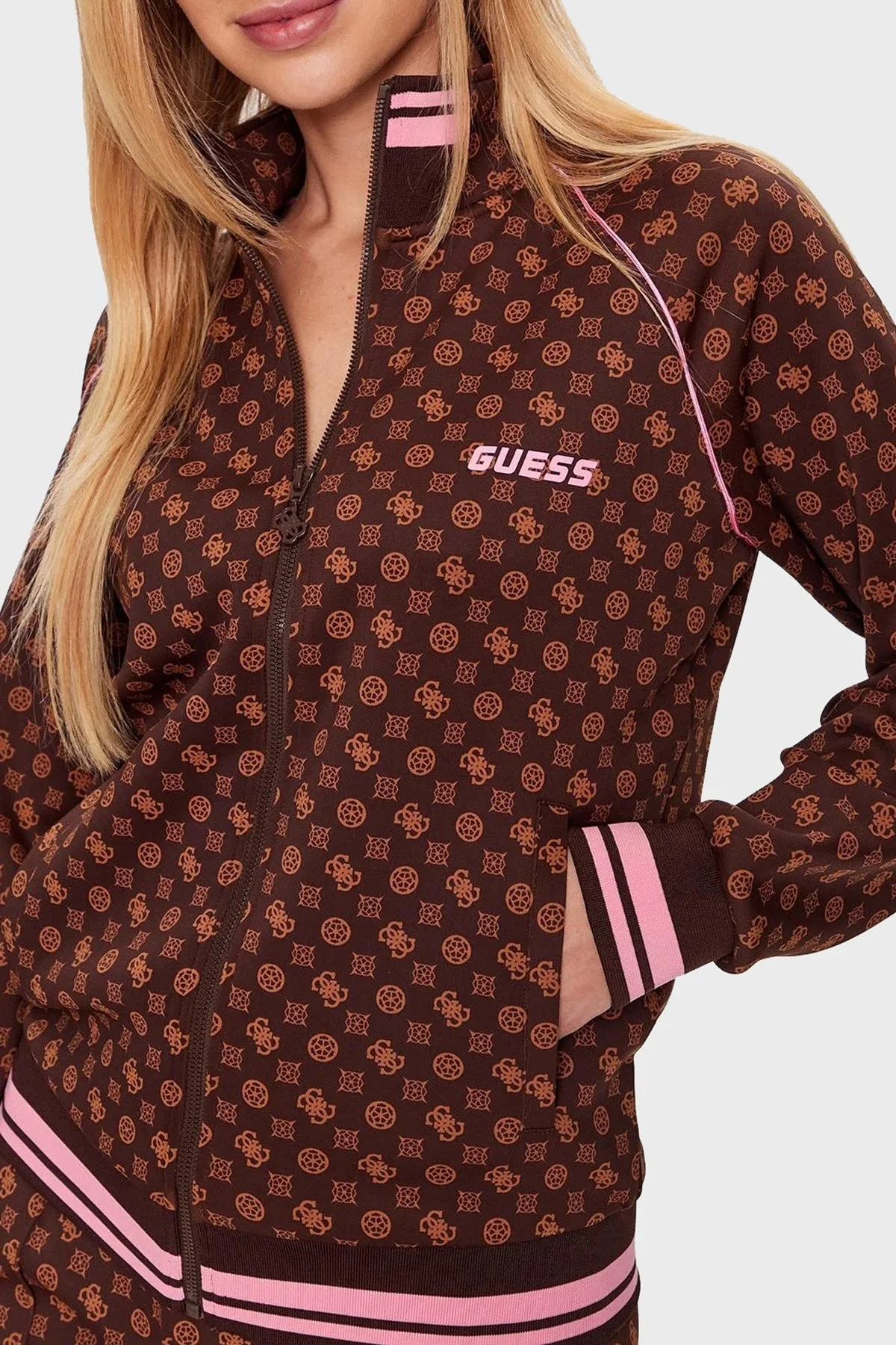 Guess Aggie Logolu Regular Fit Fermuarlı Dik Yaka Bayan Sweat V3YQ00KB212 P1AK KAHVE - 1