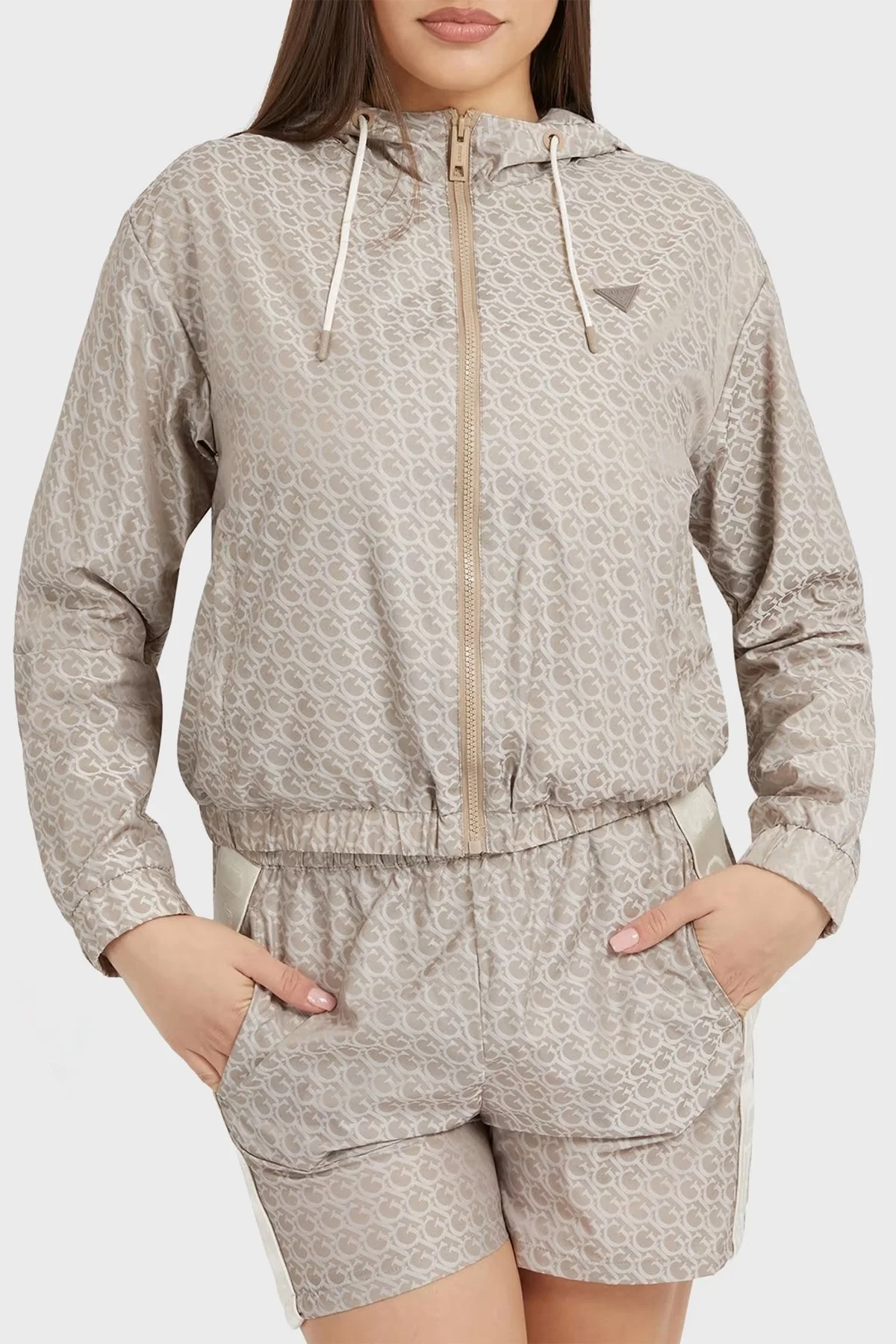 Guess Alethea Su ve Rüzgar Geçirmez Slim Fit Fermuarlı Kapüşonlu Bayan Rüzgarlık V3GL00WFAK0 P17X KAHVE - 1