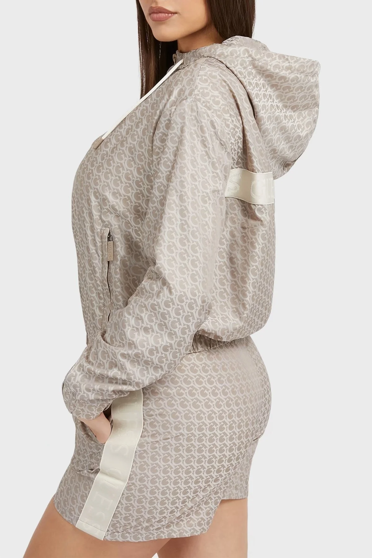 Guess Alethea Su ve Rüzgar Geçirmez Slim Fit Fermuarlı Kapüşonlu Bayan Rüzgarlık V3GL00WFAK0 P17X KAHVE - 2