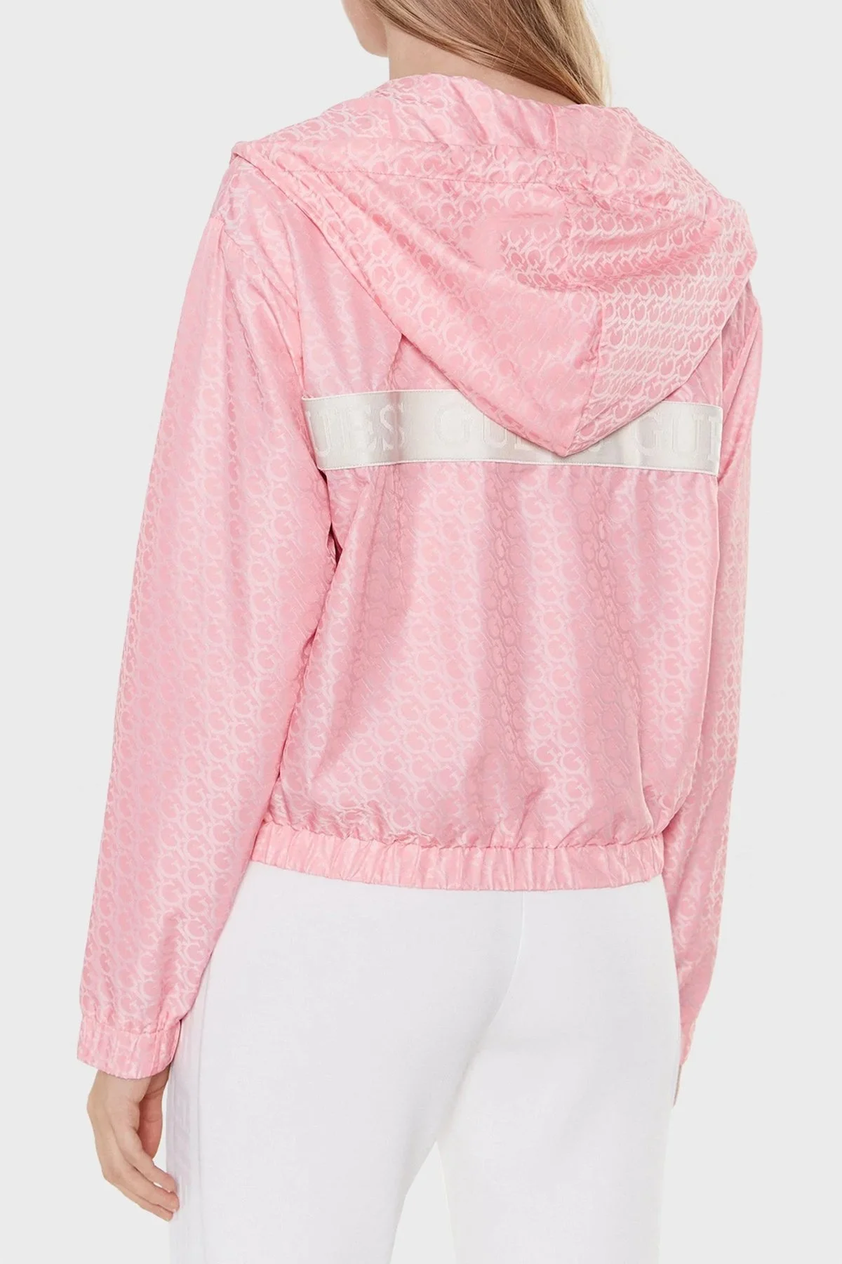 Guess Alethea Su ve Rüzgar Geçirmez Slim Fit Fermuarlı Kapüşonlu Bayan Rüzgarlık V3GL00WFAK0 P64E PEMBE - 2