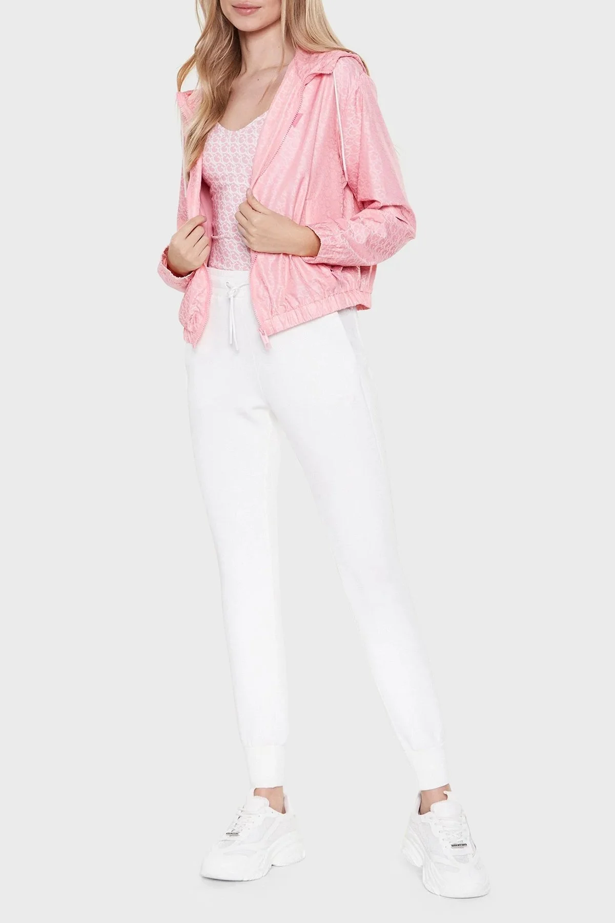 Guess Alethea Su ve Rüzgar Geçirmez Slim Fit Fermuarlı Kapüşonlu Bayan Rüzgarlık V3GL00WFAK0 P64E PEMBE - 3