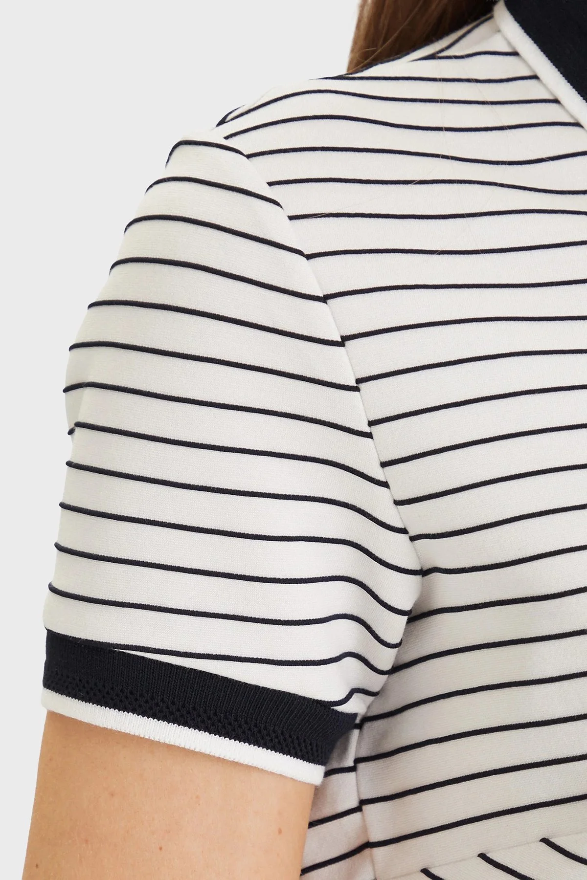 Guess Alphonsin Çizgili Slim Fit Düğmeli Polo W6GP17 K2946 Bayan T Shirt W6GP17 K2946 S0AK BEYAZ-SİYAH - 5