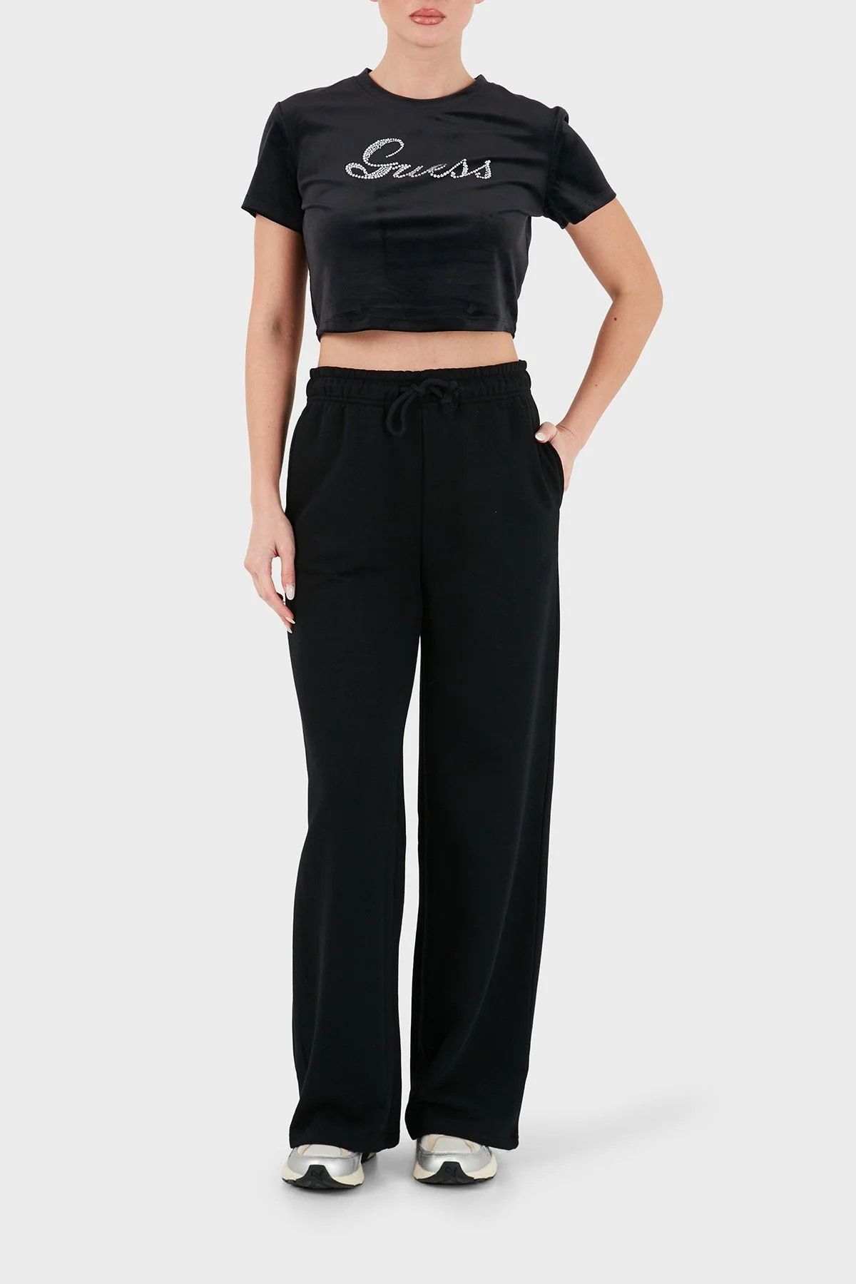 Guess Amalia Logolu Regular Fit Bisiklet Yaka Crop V6BI10K6306 Kadın T Shirt V6BI10 K6306 JBLK Siyah - 2