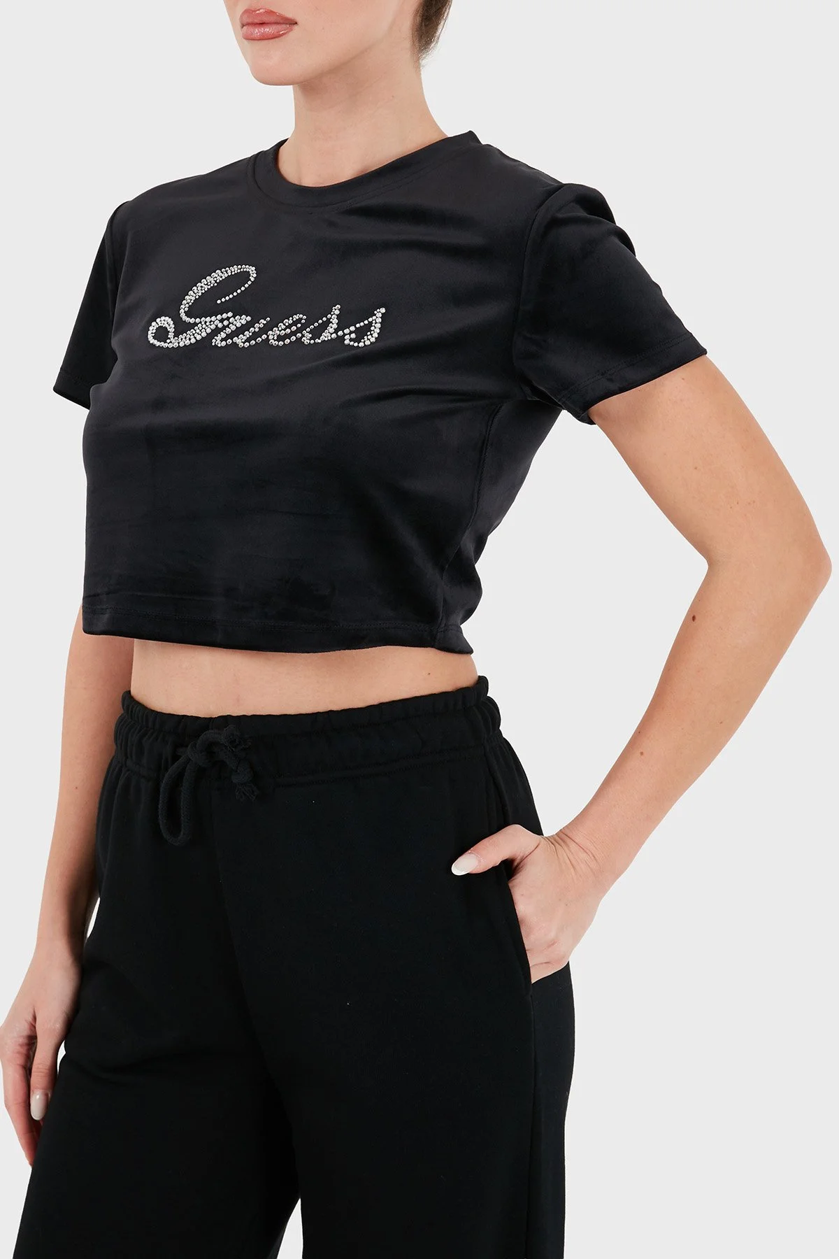 Guess Amalia Logolu Regular Fit Bisiklet Yaka Crop V6BI10K6306 Kadın T Shirt V6BI10 K6306 JBLK Siyah - 4