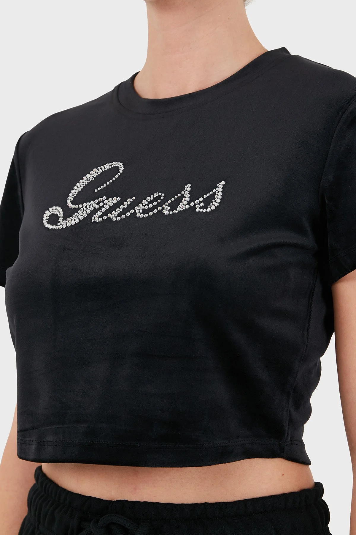 Guess Amalia Logolu Regular Fit Bisiklet Yaka Crop V6BI10K6306 Kadın T Shirt V6BI10 K6306 JBLK Siyah - 6