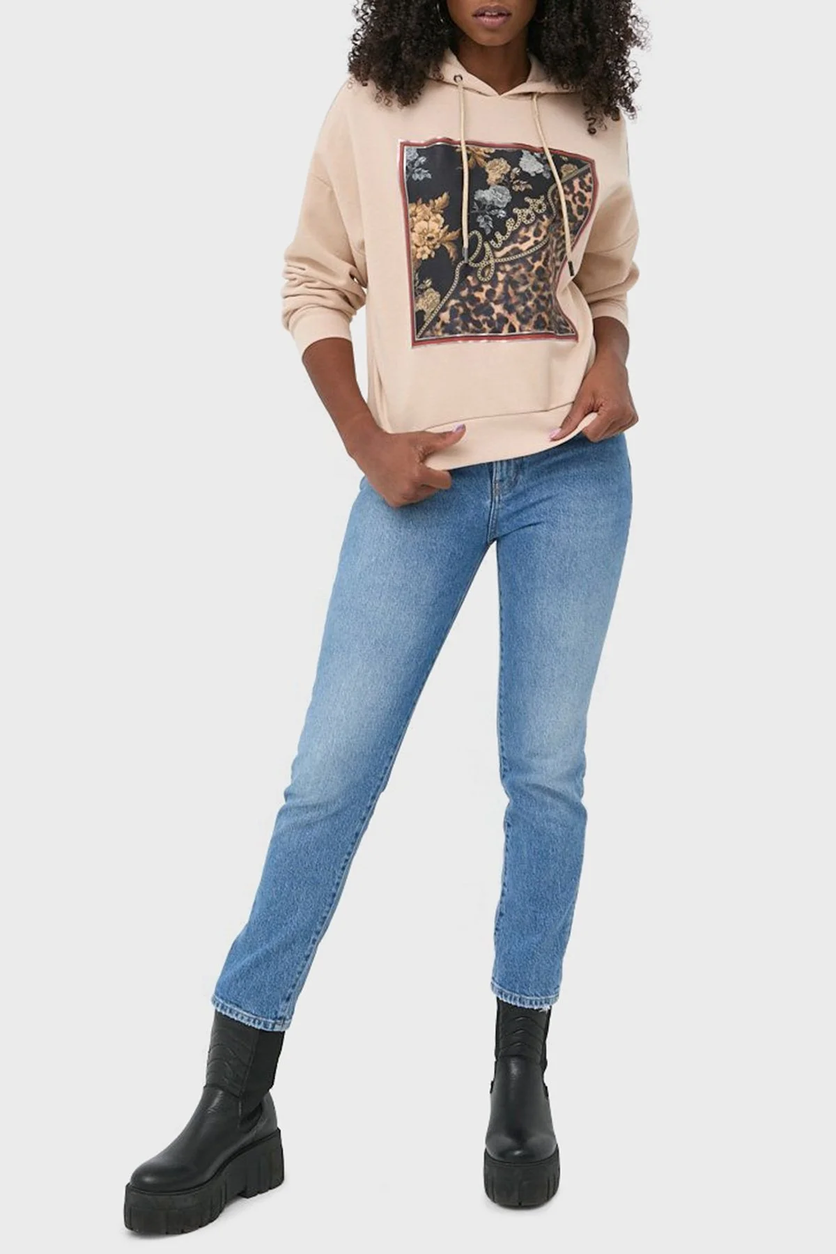 Guess Baskılı Kapüşonlu Regular Fit Pamuklu Zenovia Bayan Sweat W2BQ10K9YH1 G133 BEJ - 3