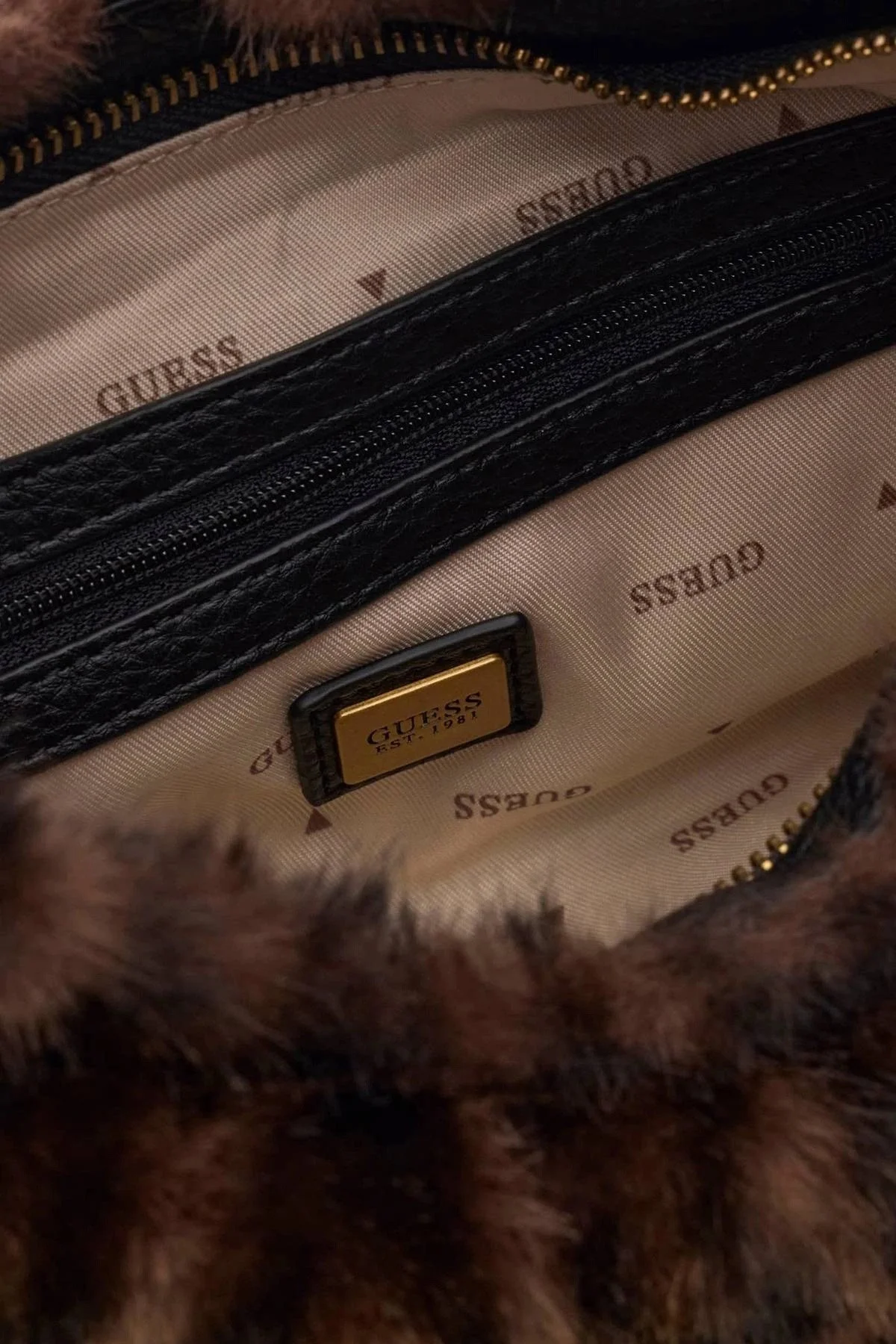 Guess Camden Yumuşak Peluşlu Omuz Askılı HWLB938720 Kadın Çanta HWLB93 8720 LEO Leopar - 4