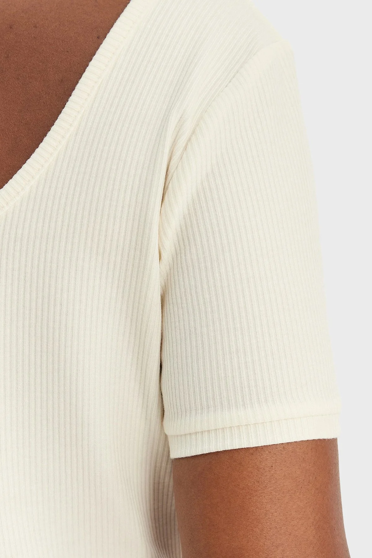 Guess Circe Slim Fit Logo işlemeli Derin Yuvarlak Yaka V6GP04K2969 Bayan Top V6GP04 K2969 G1O6 KREM - 5