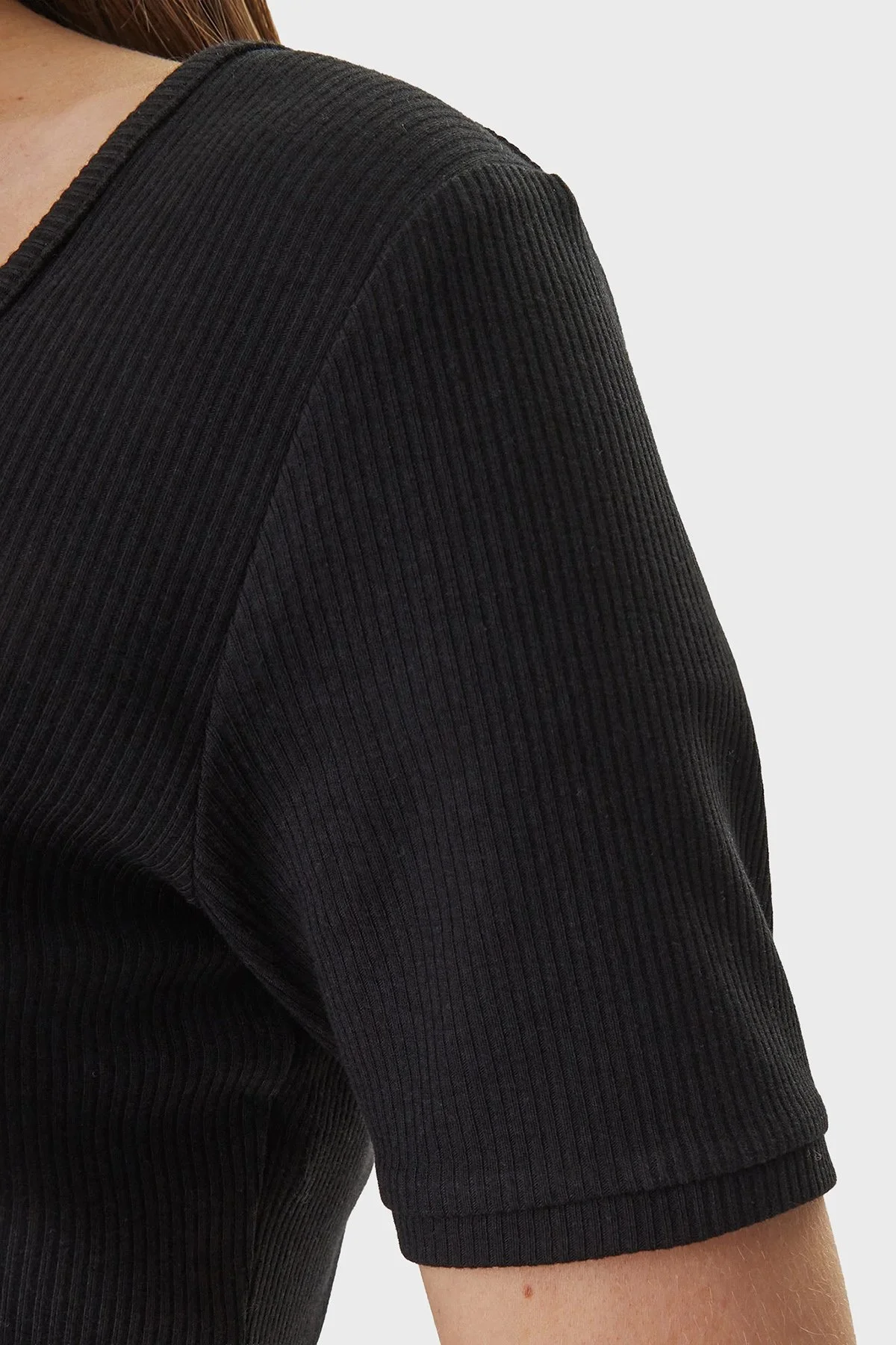 Guess Circe Slim Fit Logo İşlemeli Derin Yuvarlak Yaka V6GP04K2969 Bayan Top V6GP04 K2969 JBLK SİYAH - 5