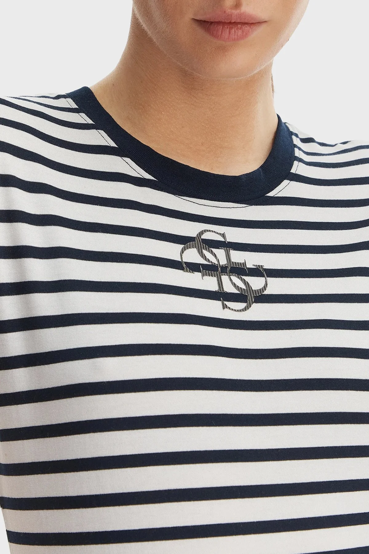 Guess Çizgili Slim Fit Bisiklet Yaka W6GI18K3040 Kadın T Shirt W6GI18 K3040 SM1L SİYAH BEYAZ - 4