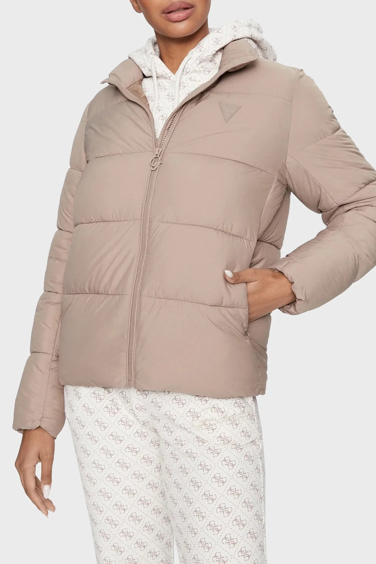 Guess Claudia Suya Dayanıklı Regular Fit Şişme Bayan Mont V3BL13WFUD0 G1K8 AÇIK KAHVE - 1