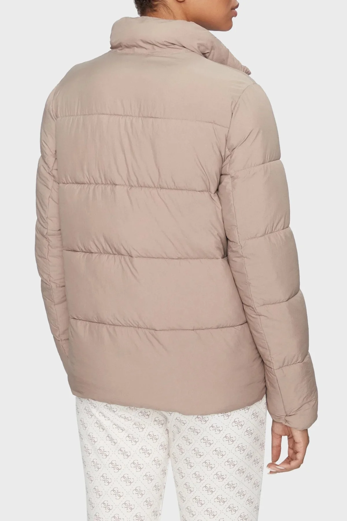 Guess Claudia Suya Dayanıklı Regular Fit Şişme Bayan Mont V3BL13WFUD0 G1K8 AÇIK KAHVE - 2