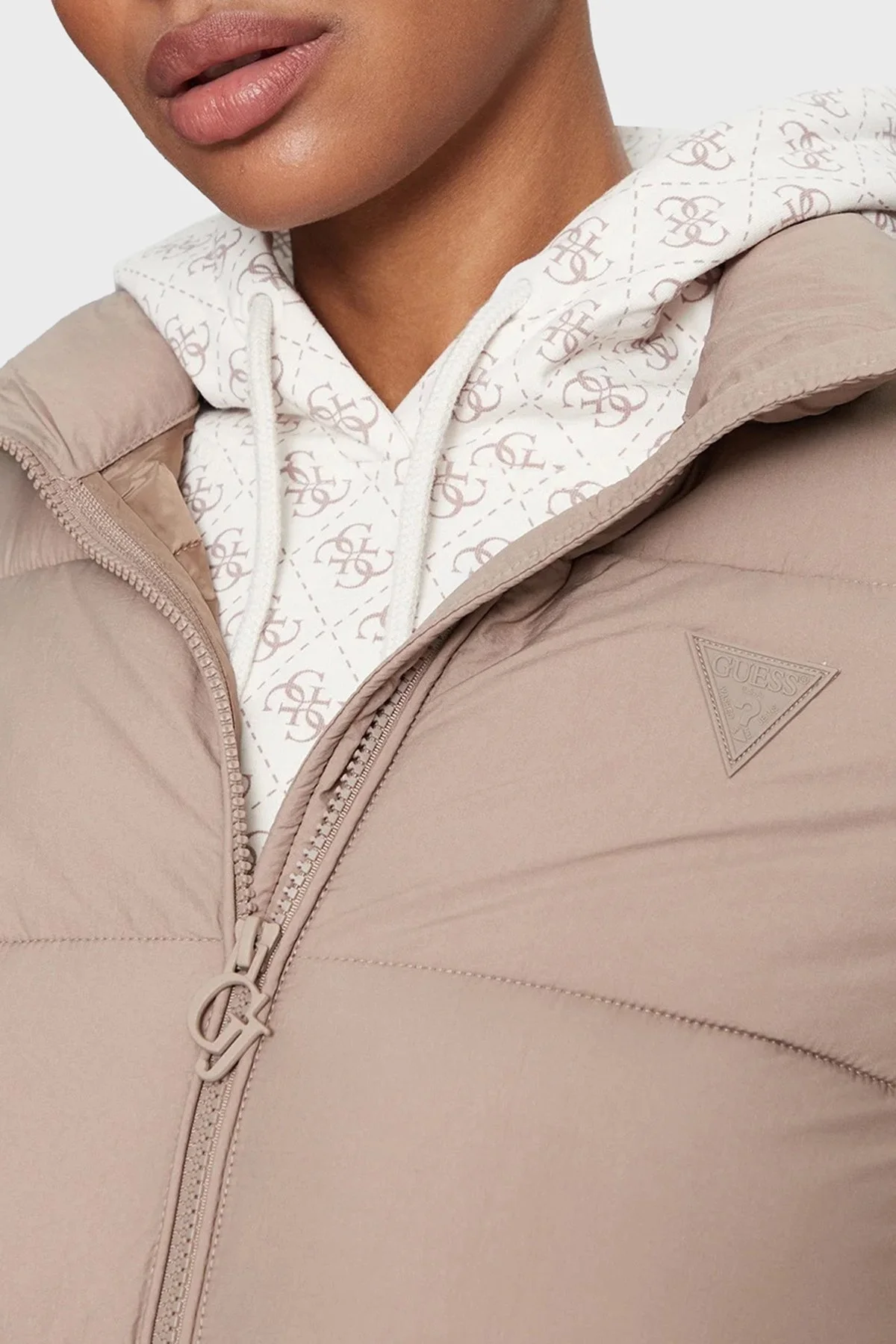Guess Claudia Suya Dayanıklı Regular Fit Şişme Bayan Mont V3BL13WFUD0 G1K8 AÇIK KAHVE - 4