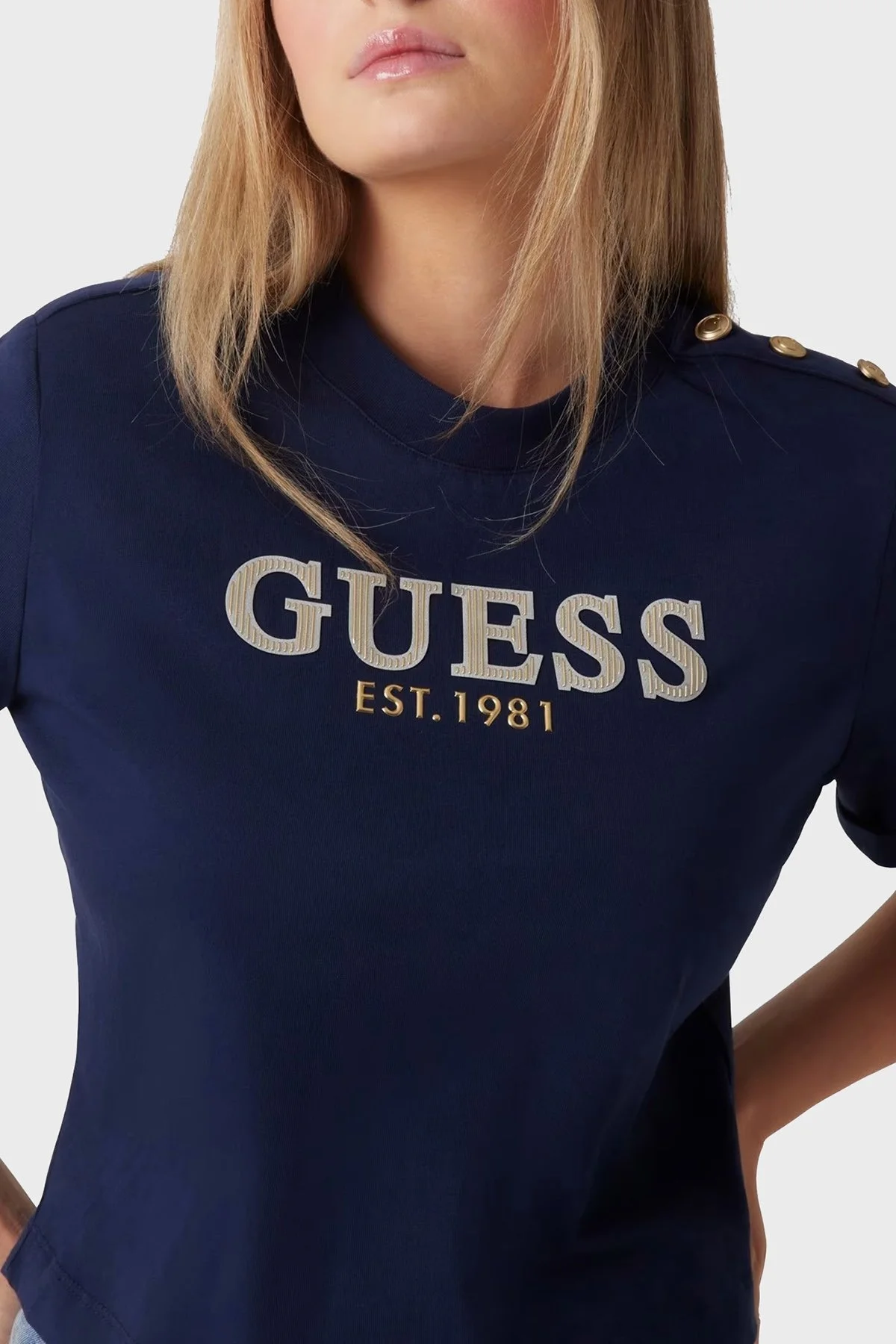 Guess Cn Ss Logolu Pamuklu Düğme Detaylı Boxy Fit Sıfır Yaka Cropped W5GI15K8FQ4 Bayan T Shirt W5GI15 K8FQ4 G7P1 LACİVERT - 9