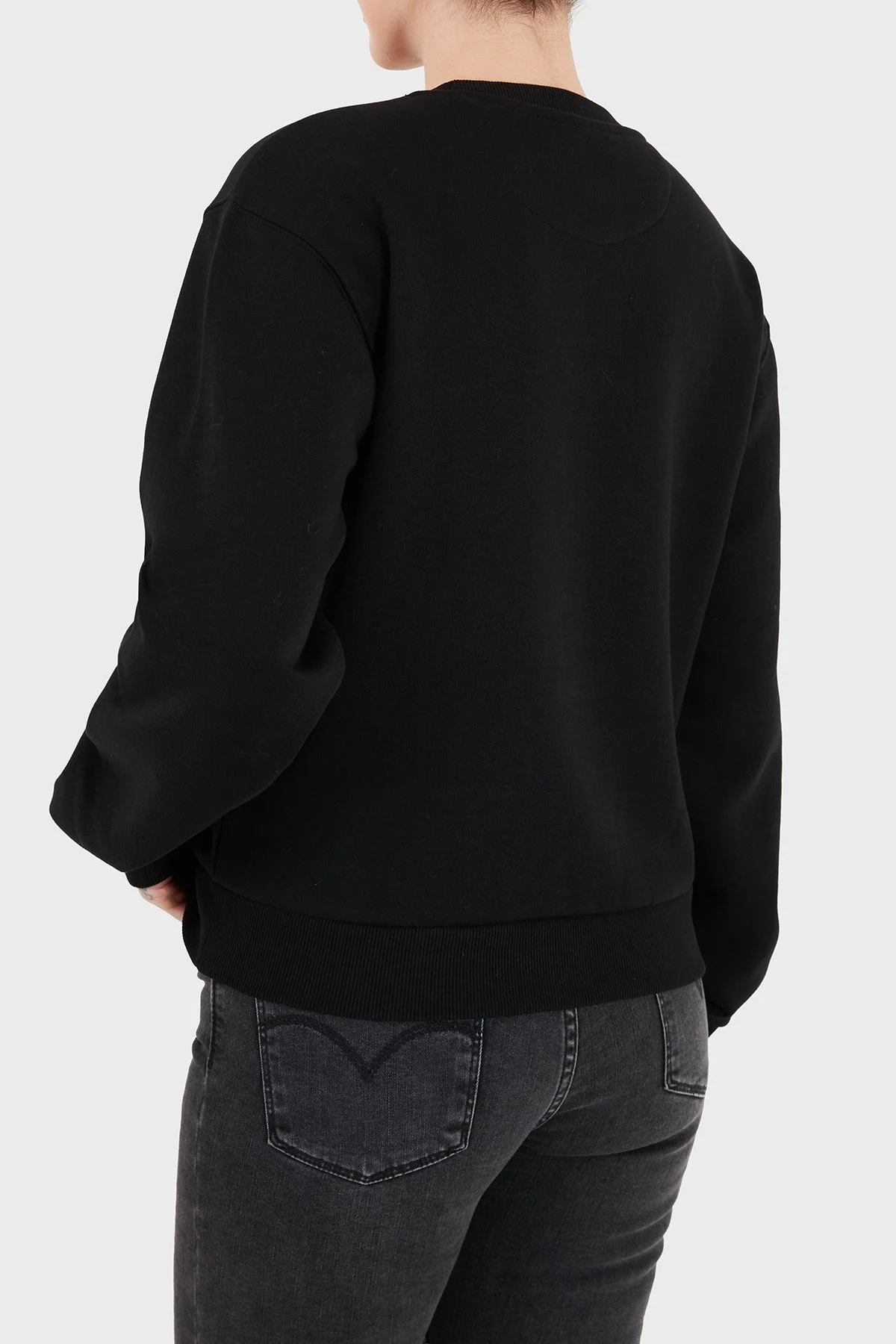 Guess Cn Triangle Flock Logolu Pamuklu Bisiklet Yaka W6BQ16K6064 Kadın Sweat W6BQ16 K6064 JBLK Siyah - 2