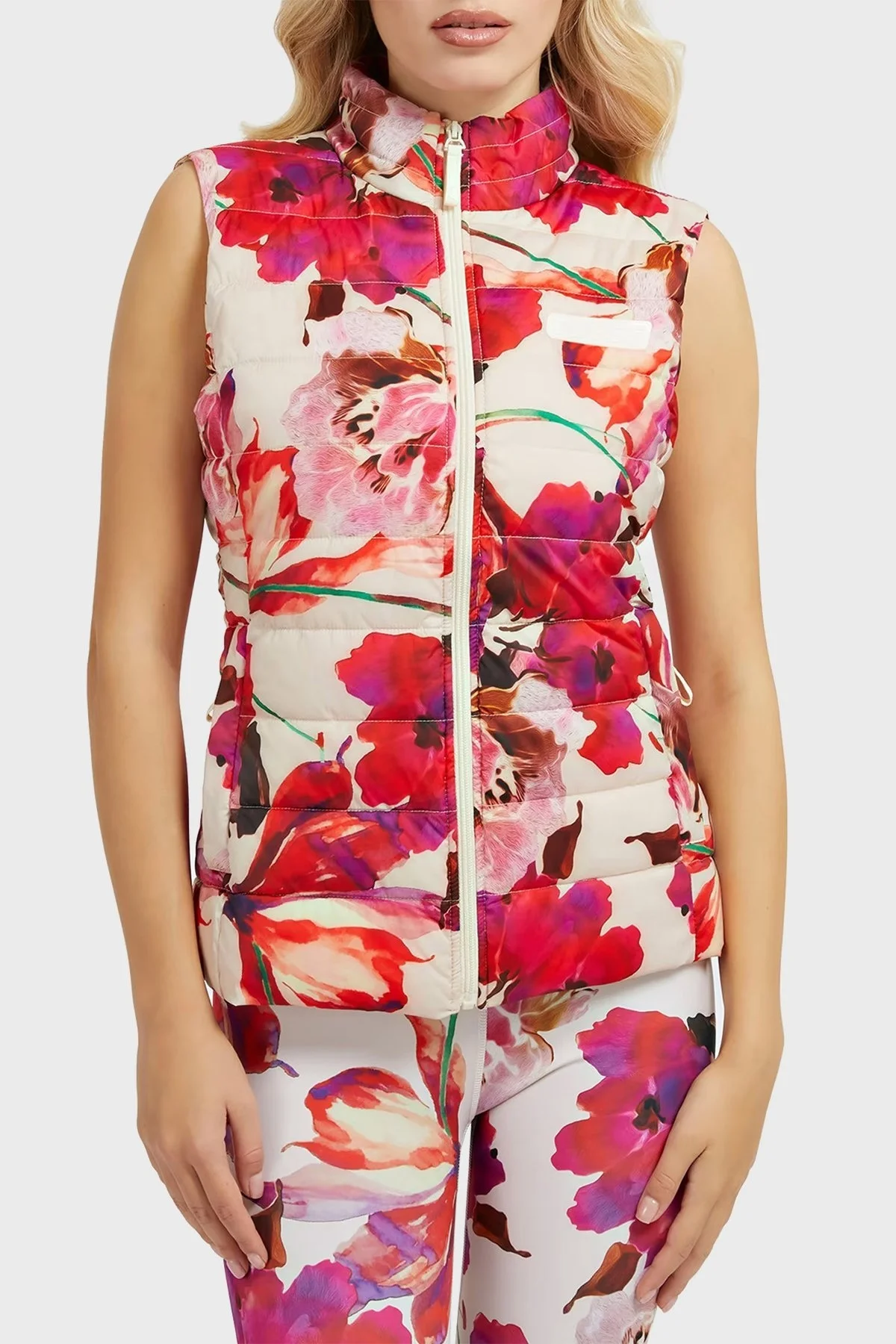 Guess Corine Tamamı Çiçek Desenli Dik Yaka Slim Fit Kapitone Bayan Yelek V3RL07WF3X0 P15T BEJ - 1