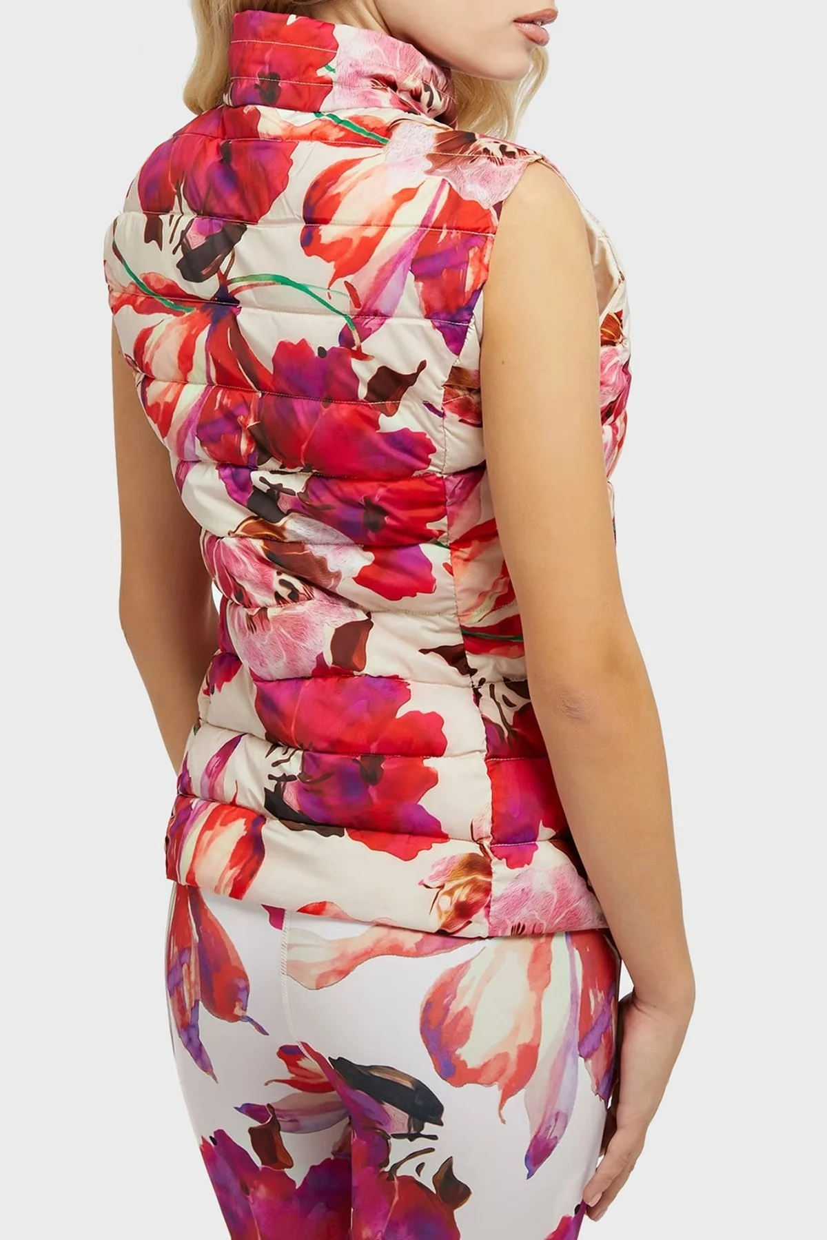 Guess Corine Tamamı Çiçek Desenli Dik Yaka Slim Fit Kapitone Bayan Yelek V3RL07WF3X0 P15T BEJ - 3