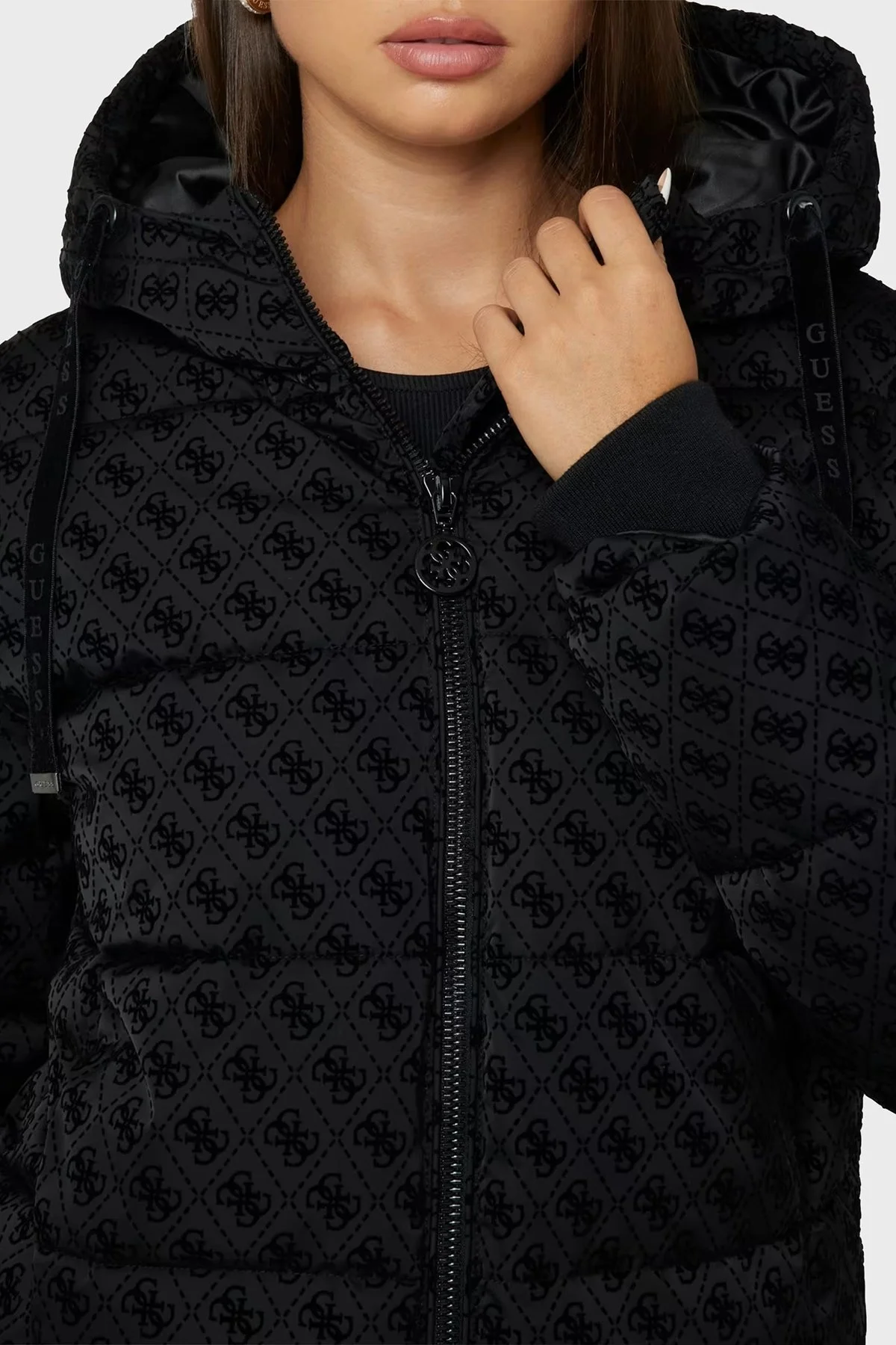 Guess Daisy 4G Logolu Regular Fit Kapüşonlu Crop Şişme W4BL36WGJZ0 Bayan Mont W4BL36 WGJZ0 FJ55 SİYAH - 4