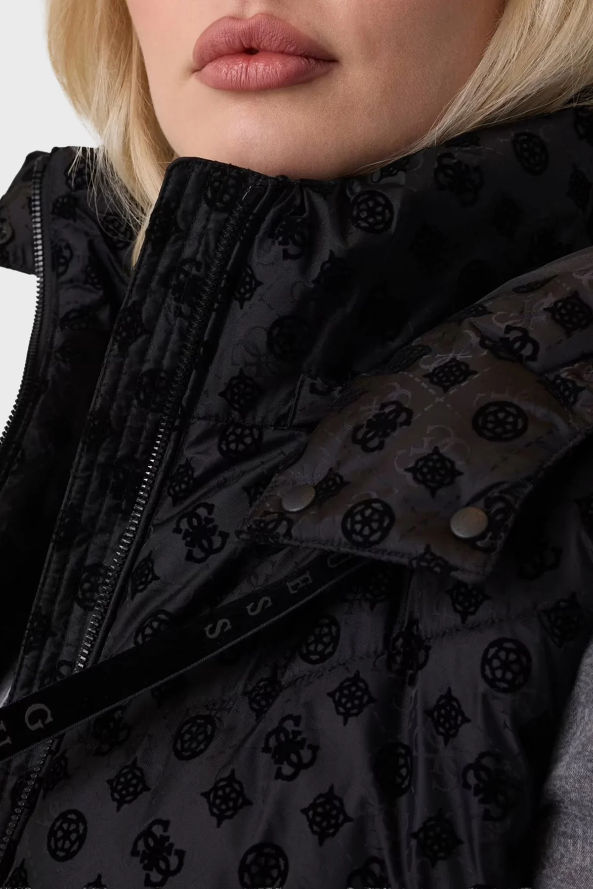 Guess Daisy Logolu Regular Fit Kapüşonlu Yaka Şişme Kadın Yelek W6BL53 W4182 JBLK Siyah - 3