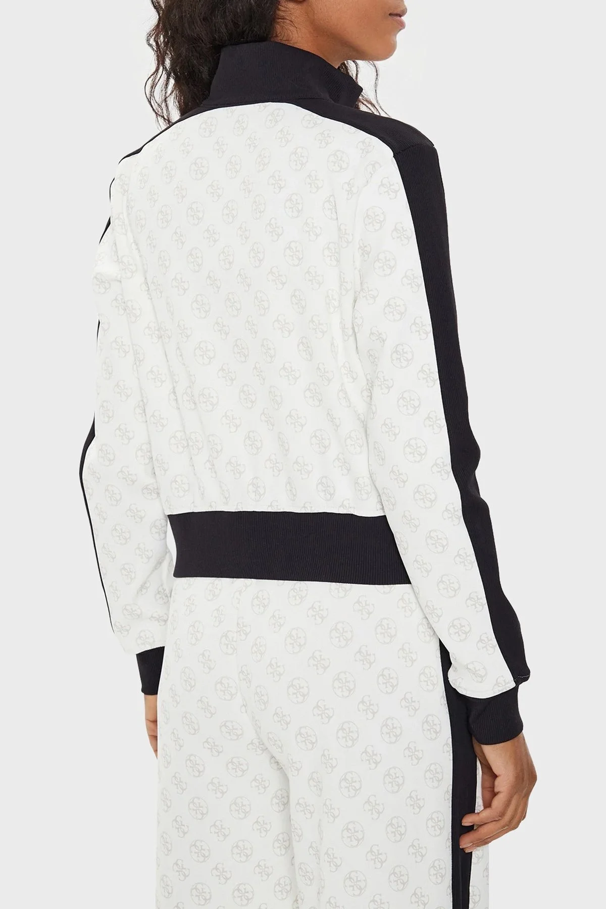 Guess Elea Logolu Regular Fit Dik Yaka Crop V4YQ01KB212 Bayan Sweat V4YQ01 KB212 P1HA BEYAZ-SİYAH - 2