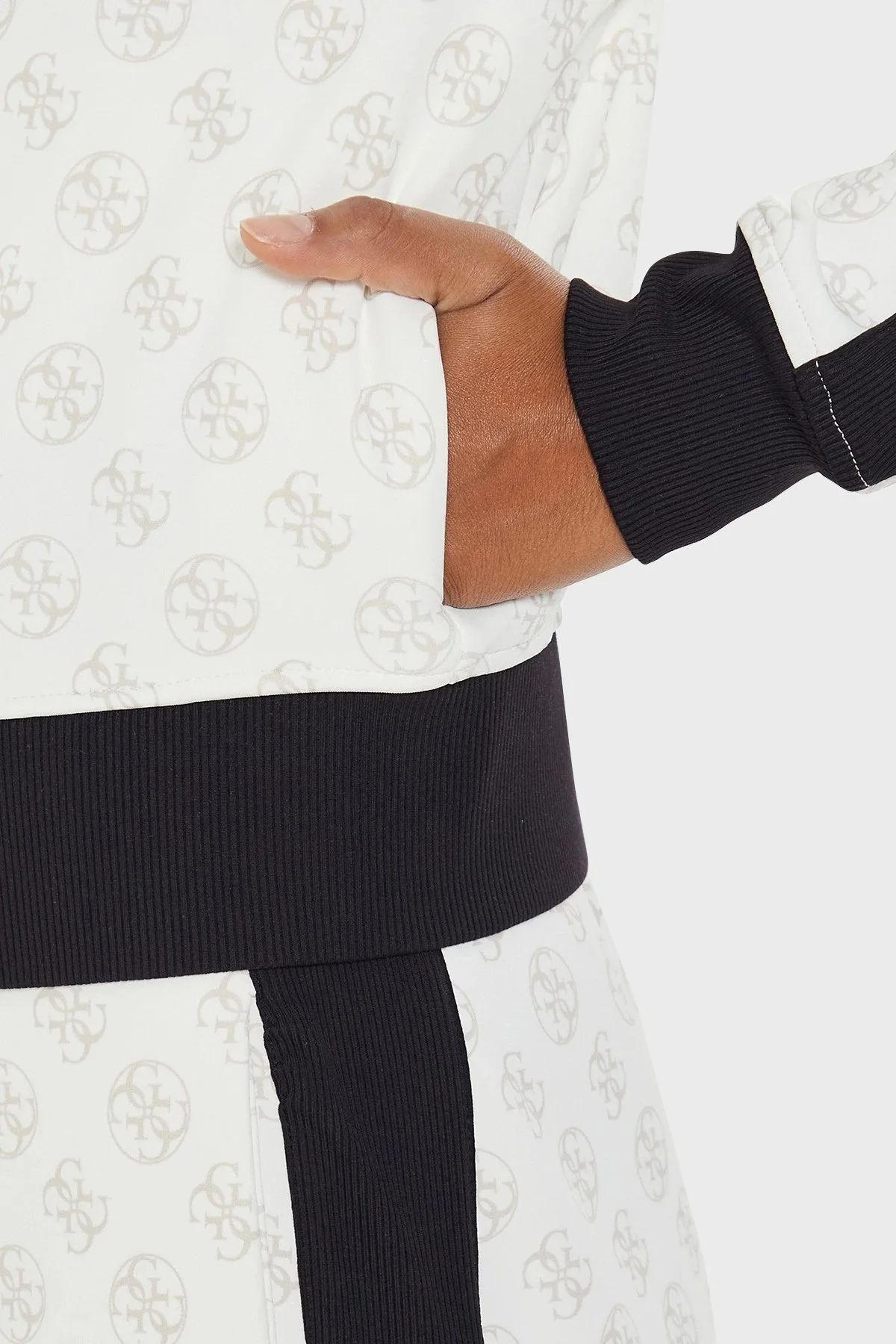 Guess Elea Logolu Regular Fit Dik Yaka Crop V4YQ01KB212 Bayan Sweat V4YQ01 KB212 P1HA BEYAZ-SİYAH - 5