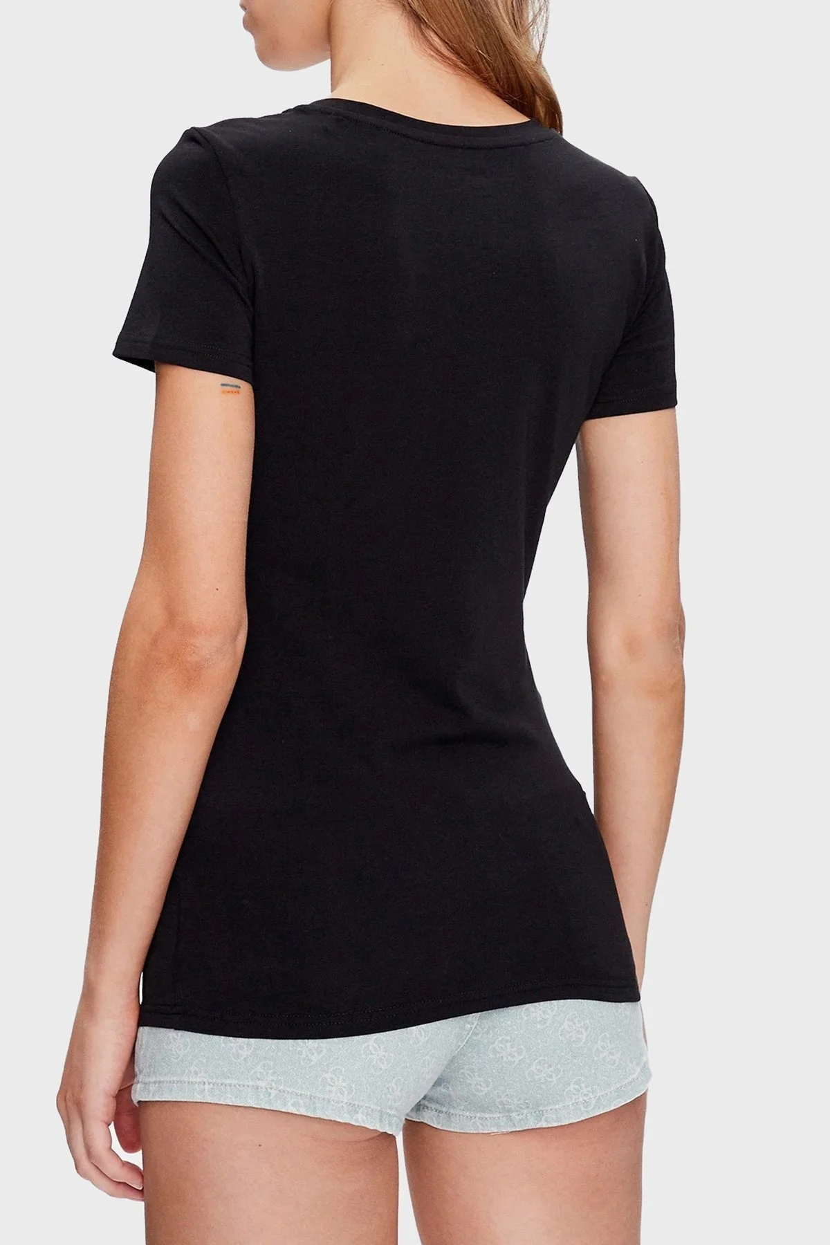 Guess Embellish Pamuklu Nakışlı Logolu Slim Fit Bisiklet Yaka Bayan T Shirt W3GI40J1314 JBLK SİYAH - 3