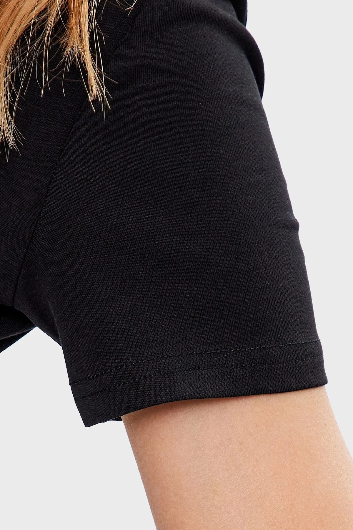 Guess Embellish Pamuklu Nakışlı Logolu Slim Fit Bisiklet Yaka Bayan T Shirt W3GI40J1314 JBLK SİYAH - 5