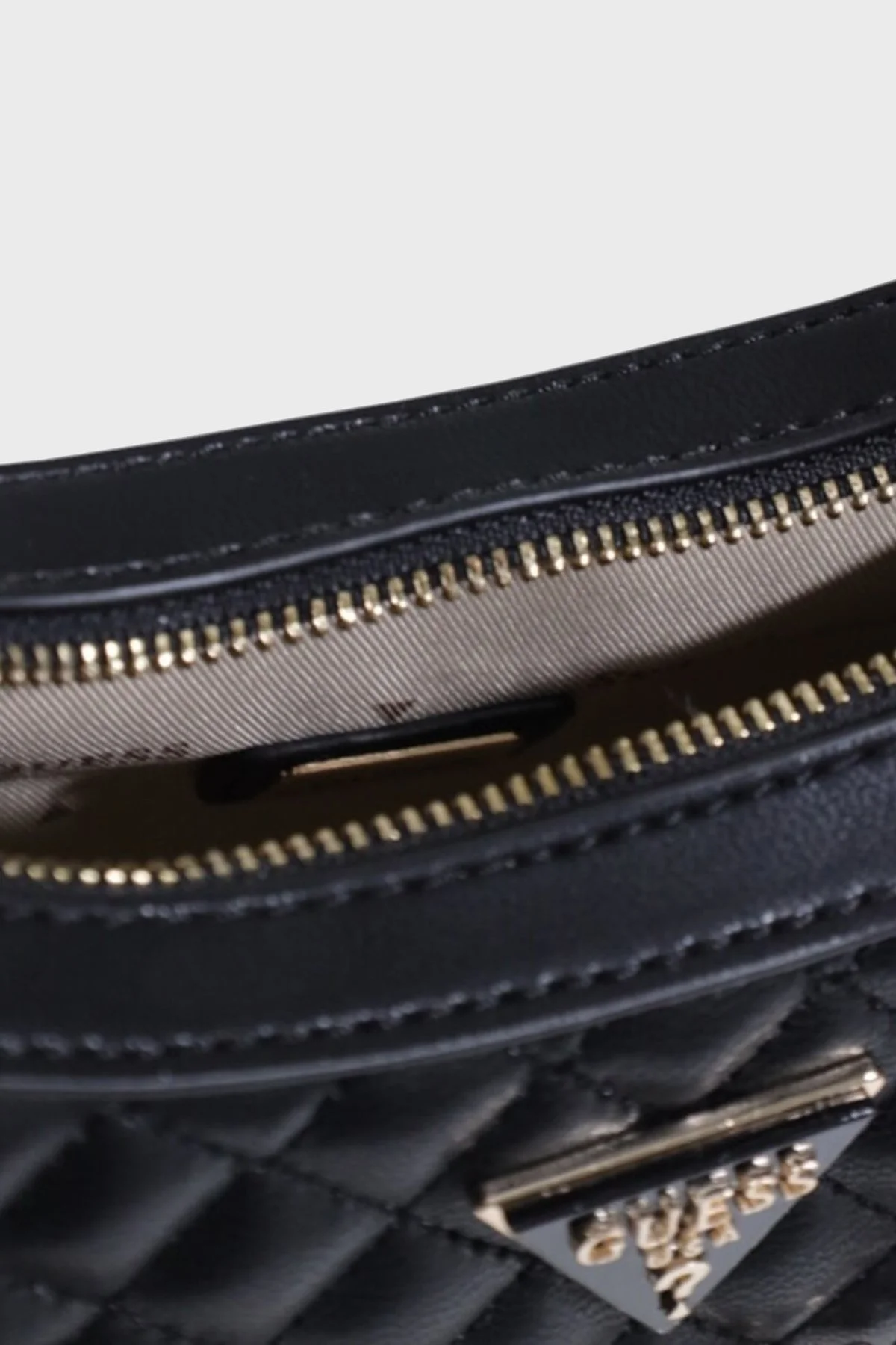 Guess Everlee Kapitoneli Taşlı Charm Detaylı Sabit Tutma Saplı HWEG8679180 Bayan Çanta HWEG86 79180 BLA SİYAH - 3