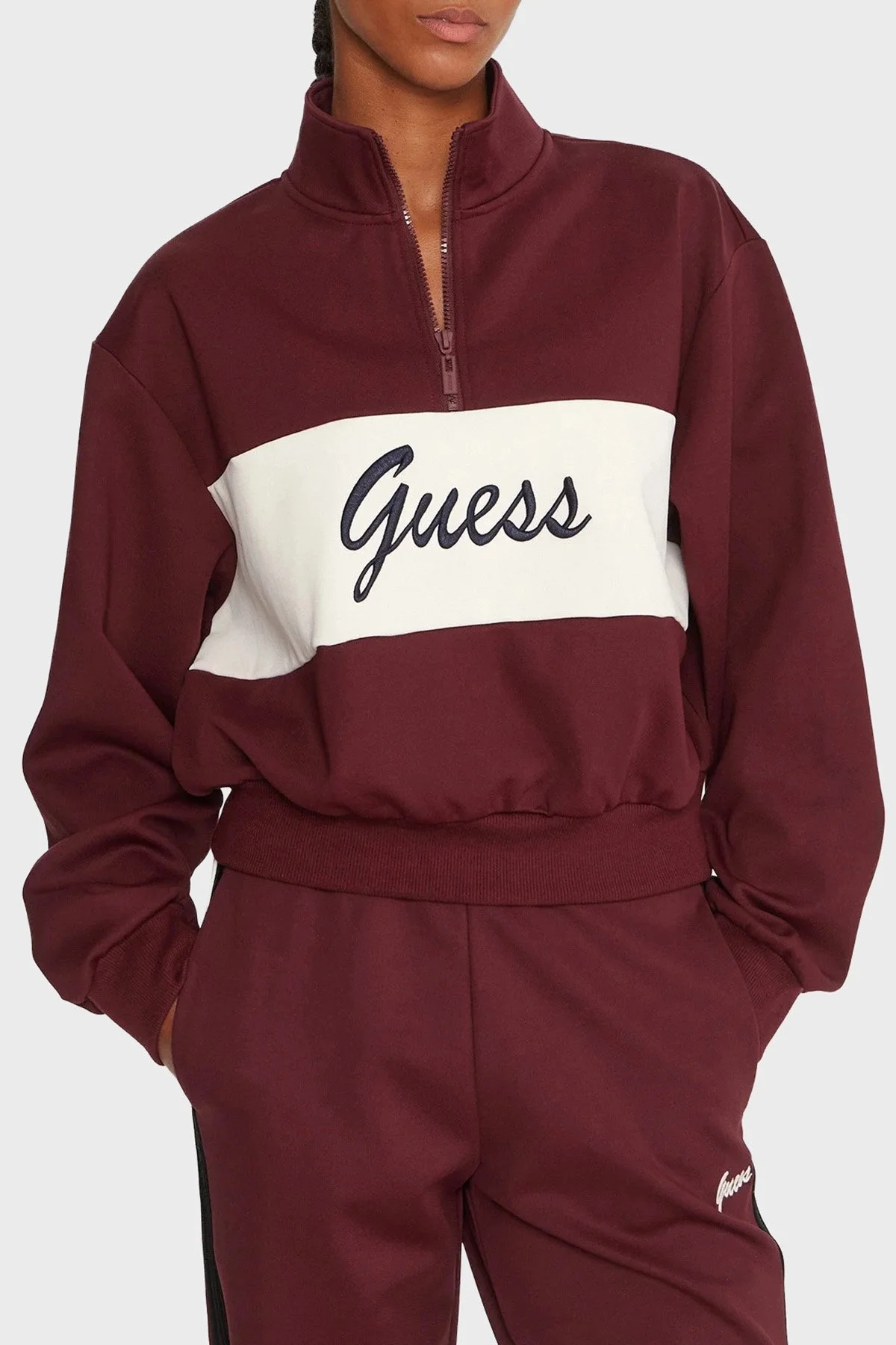 Guess Fabia Streç Logolu Regular Fit Yarım Fermuarlı Dik Yaka Kısa V5BQ00KCX22 Bayan Sweat V5BQ00 KCX22 G4P2 BORDO-BEYAZ - 1