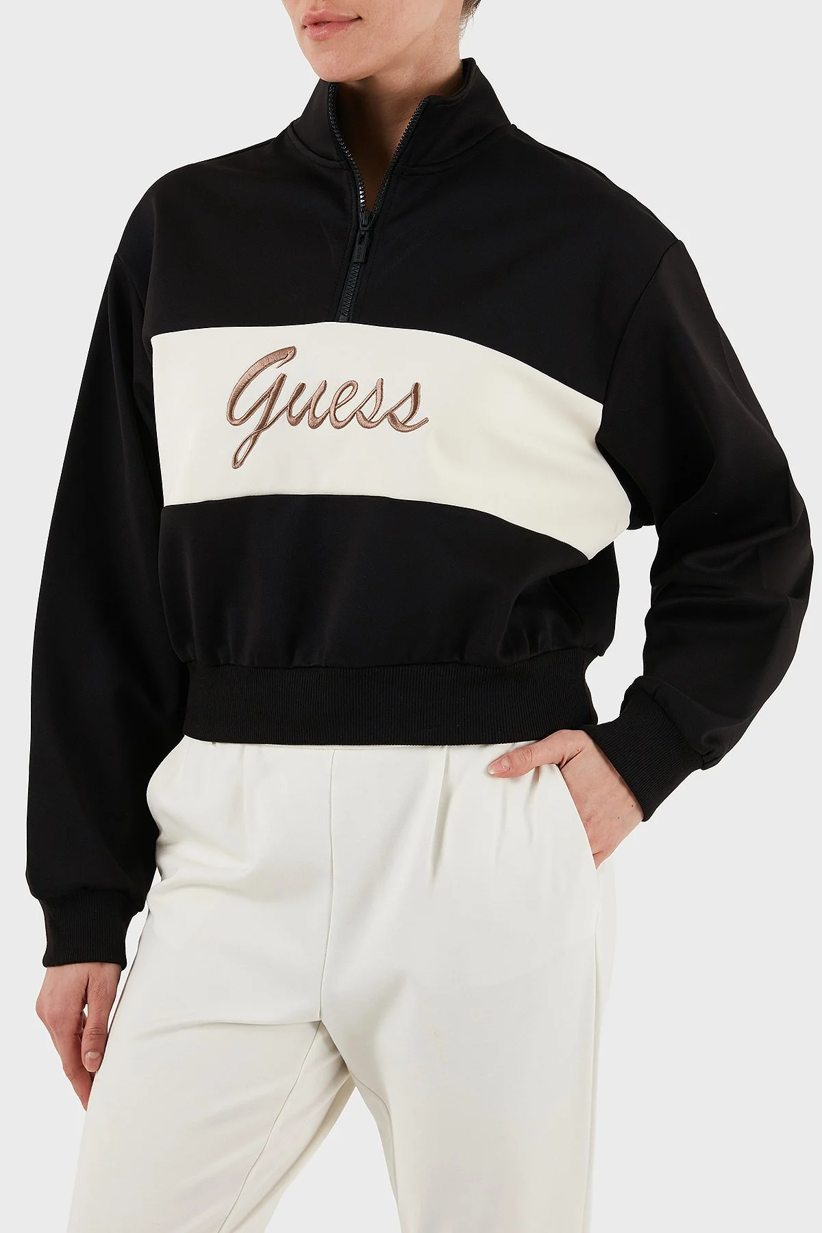Guess Fabia Streç Logolu Regular Fit Yarım Fermuarlı Dik Yaka Kısa V5BQ00KCX22 Bayan Sweat V5BQ00 KCX22 JBLK SİYAH - 1