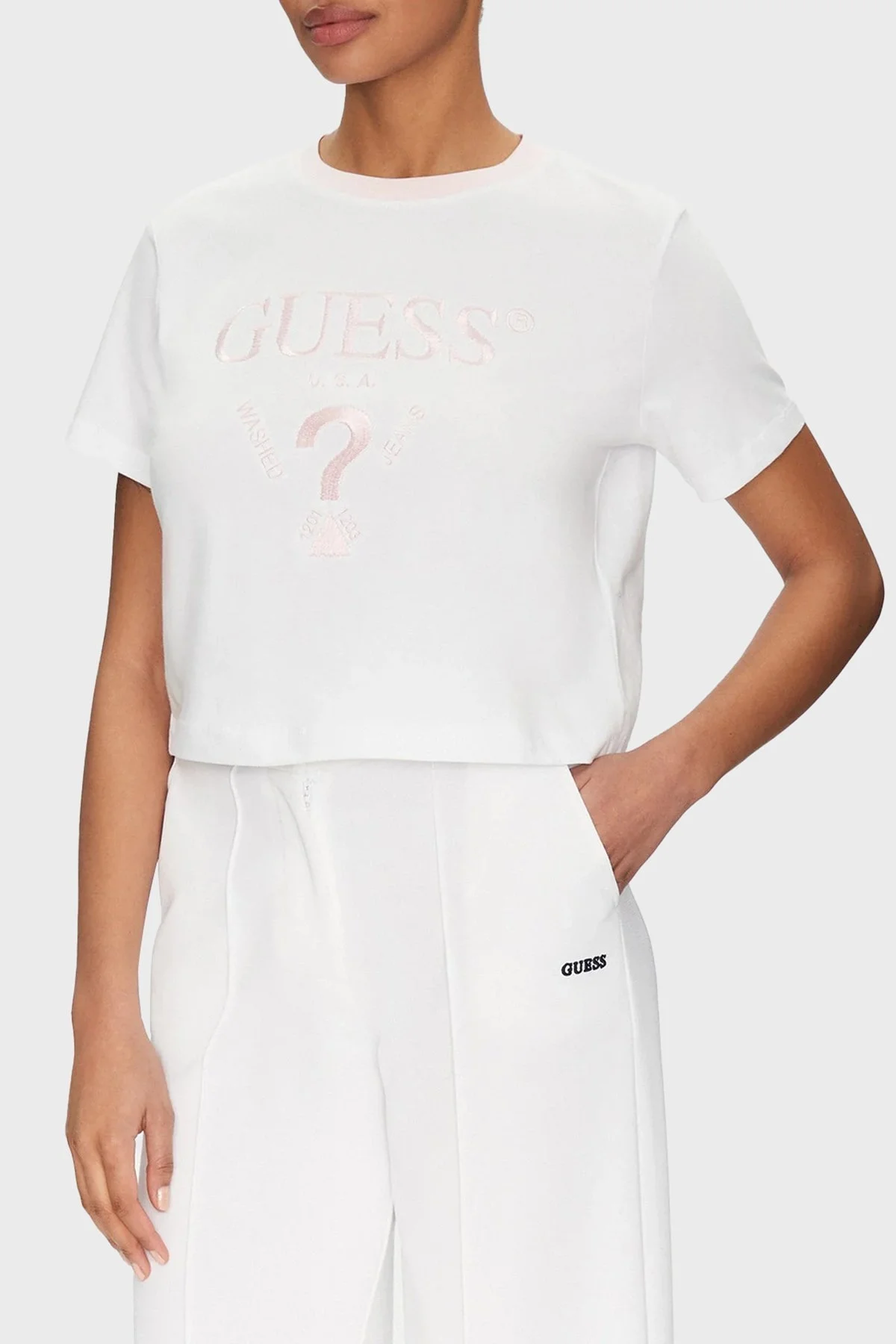 Guess Filanta Logo Nakışlı Pamuklu Boxy Fit Bisiklet Yaka V5GI18I3Z14 Bayan Crop V5GI18 I3Z14 G011 BEYAZ - 11