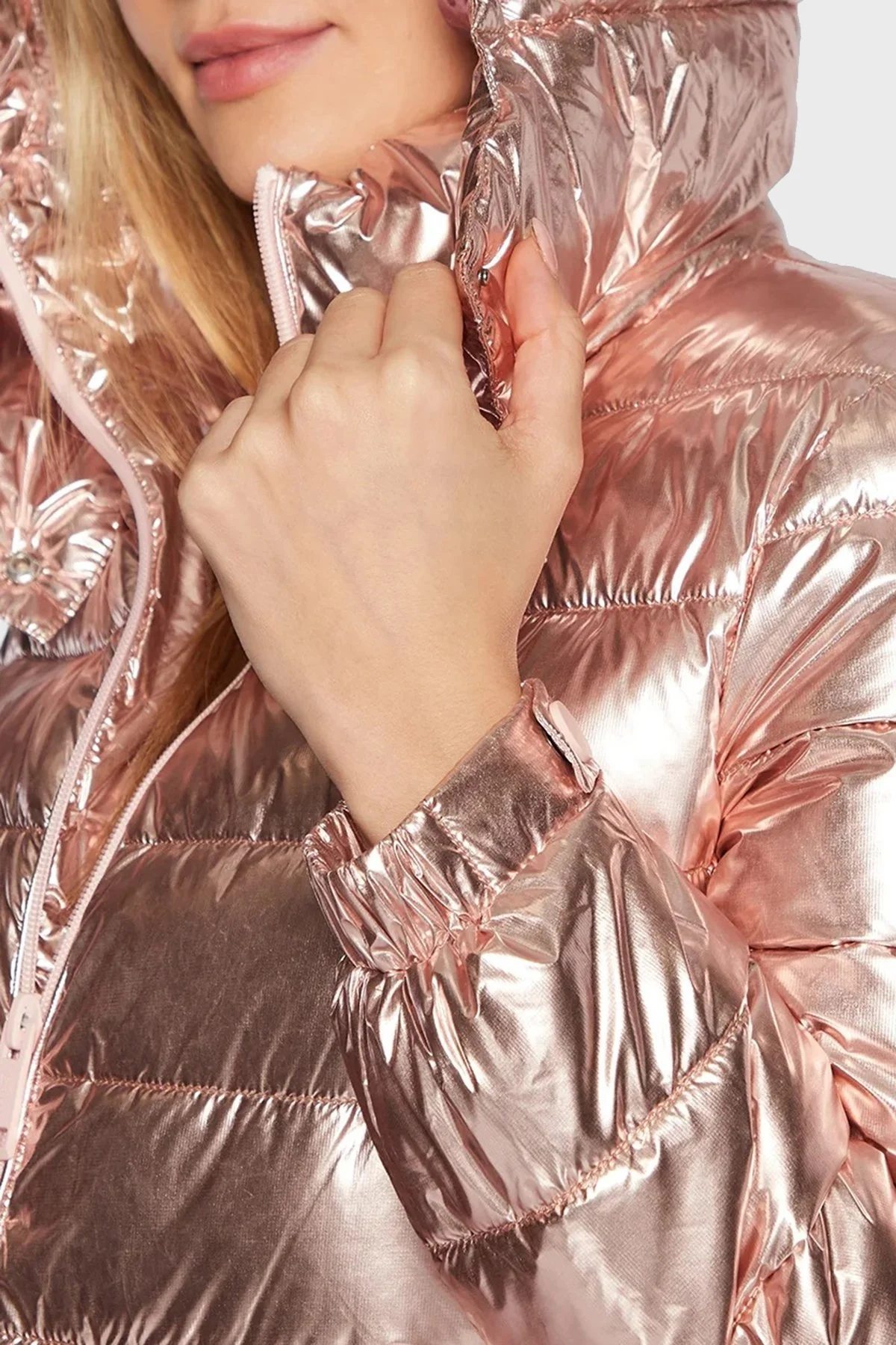 Guess Fiorenza Metal Görünümlü Kapüşonlu Regular Fit Şişme Bayan Mont W2BL26WEWC0 F6C7 BAKIR - 4